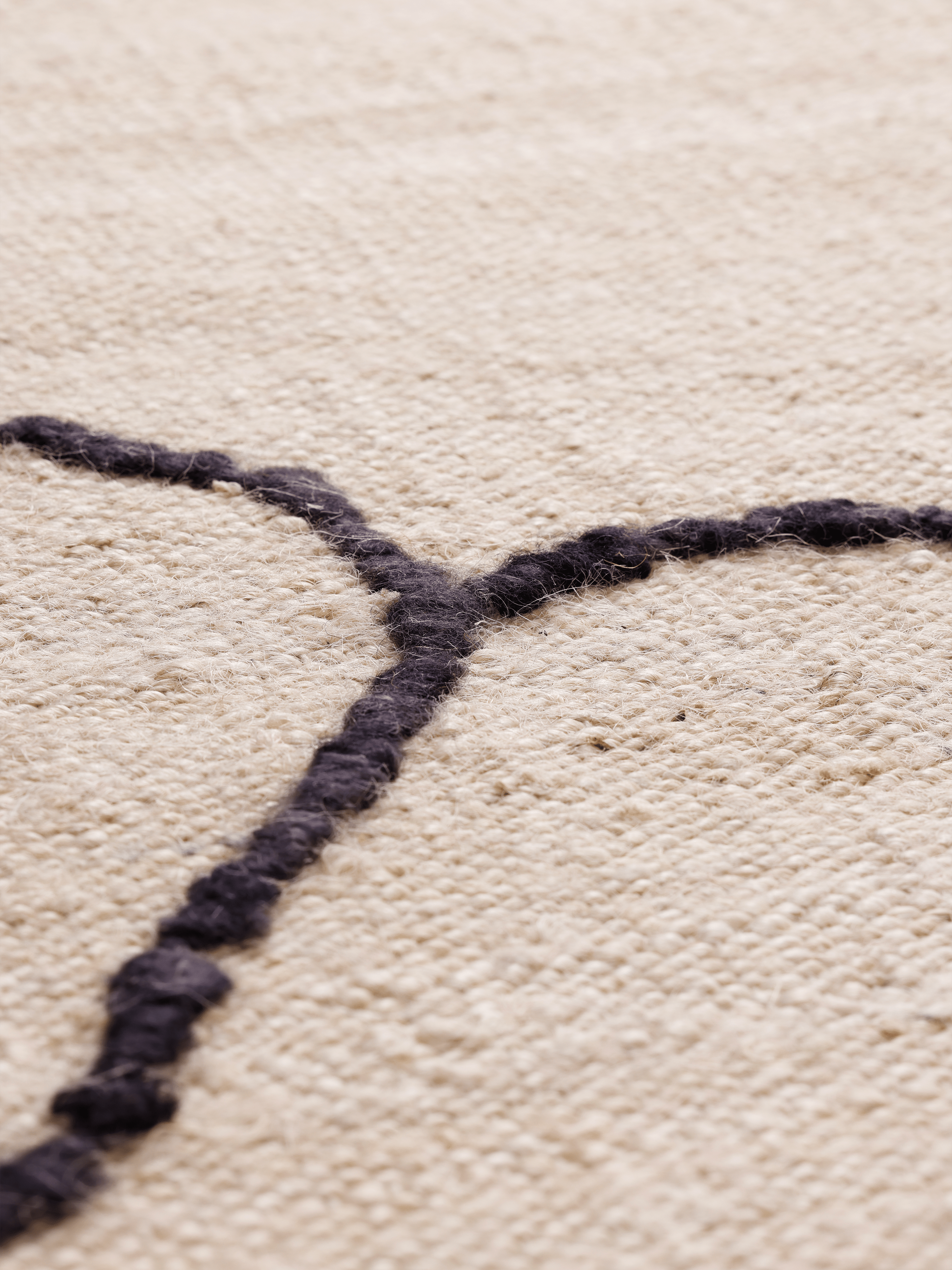 GESSO rug broken white with dark fig