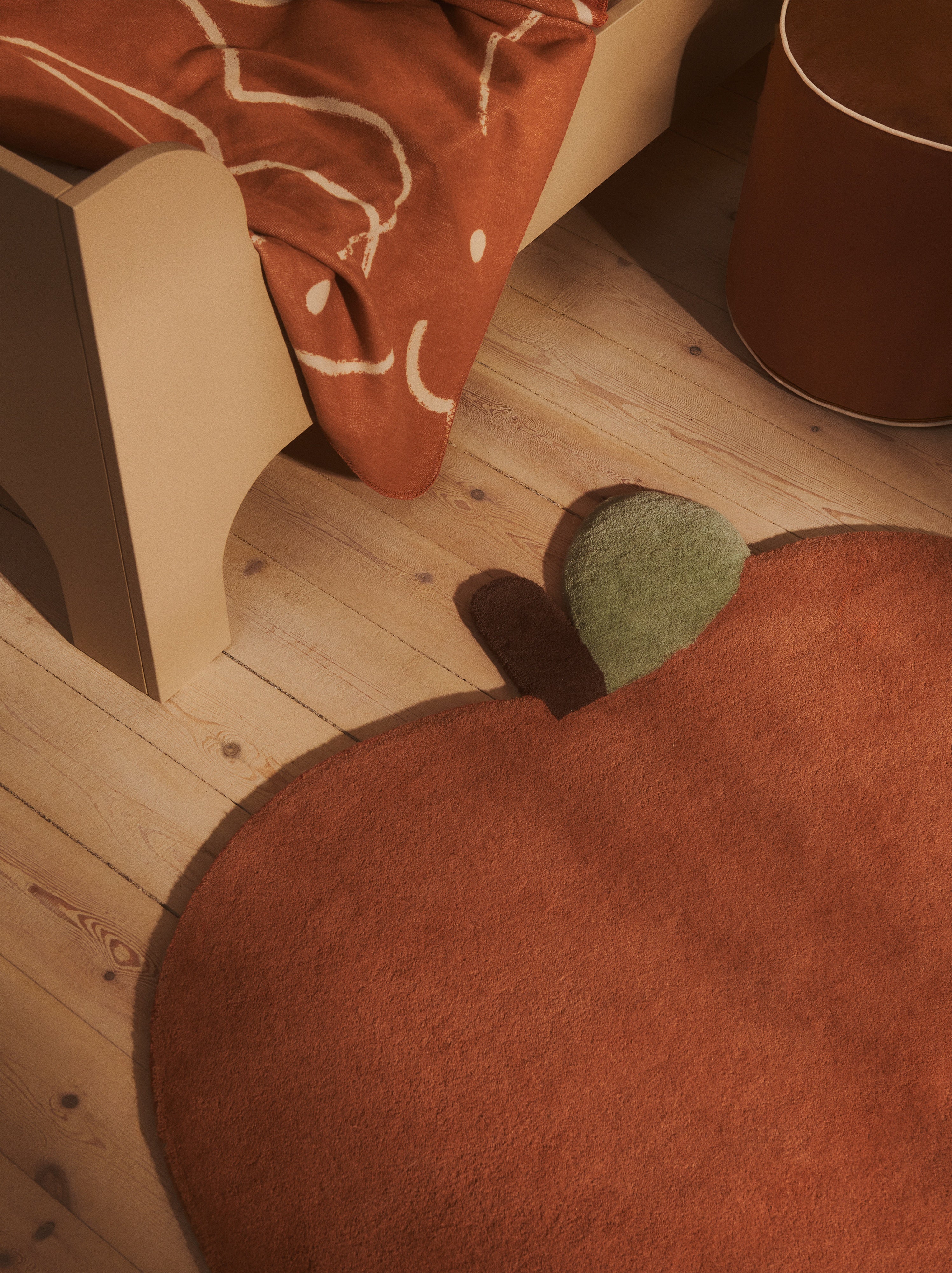 Detský koberec APPLE tehlový so zelenou