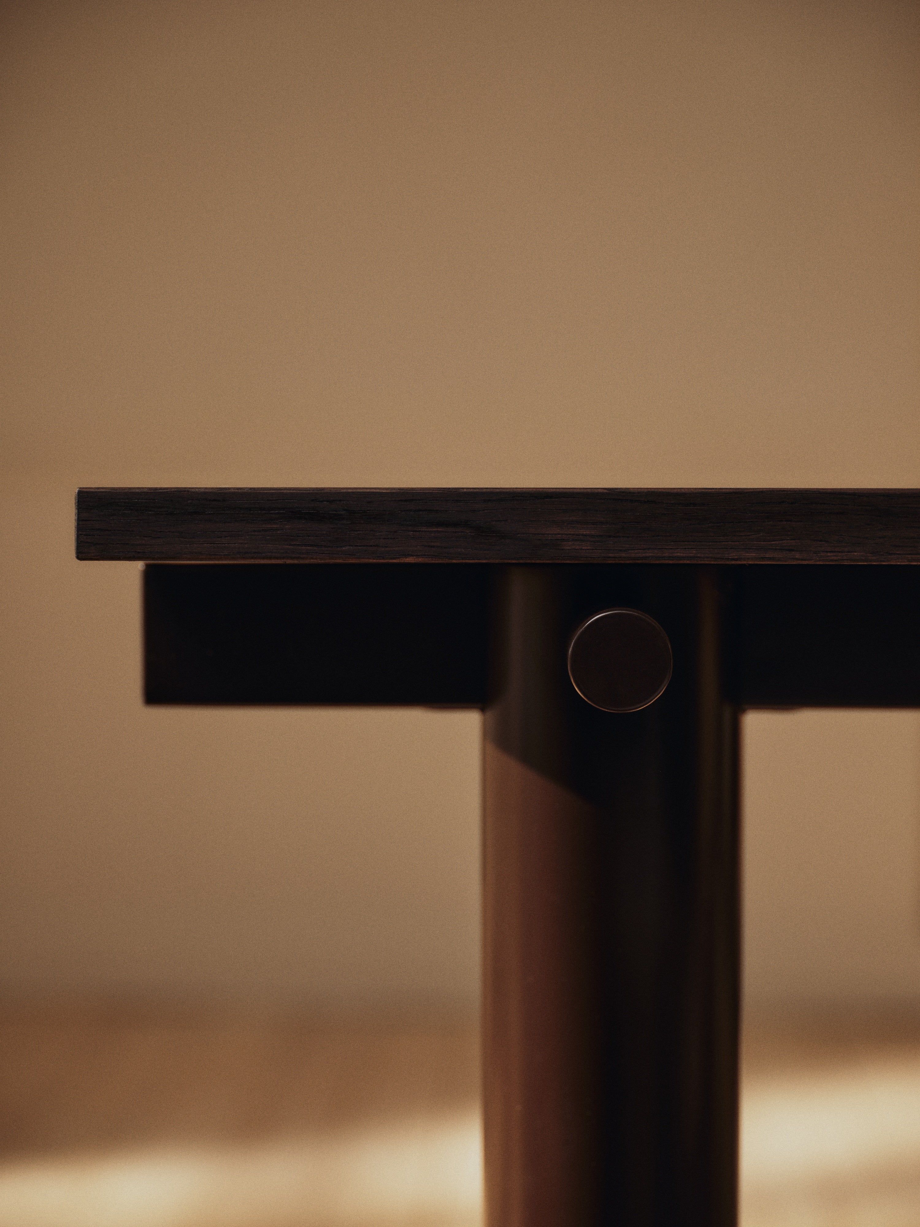 Stôl ATURA tmavý dubový vrch s čokoládovou základňou