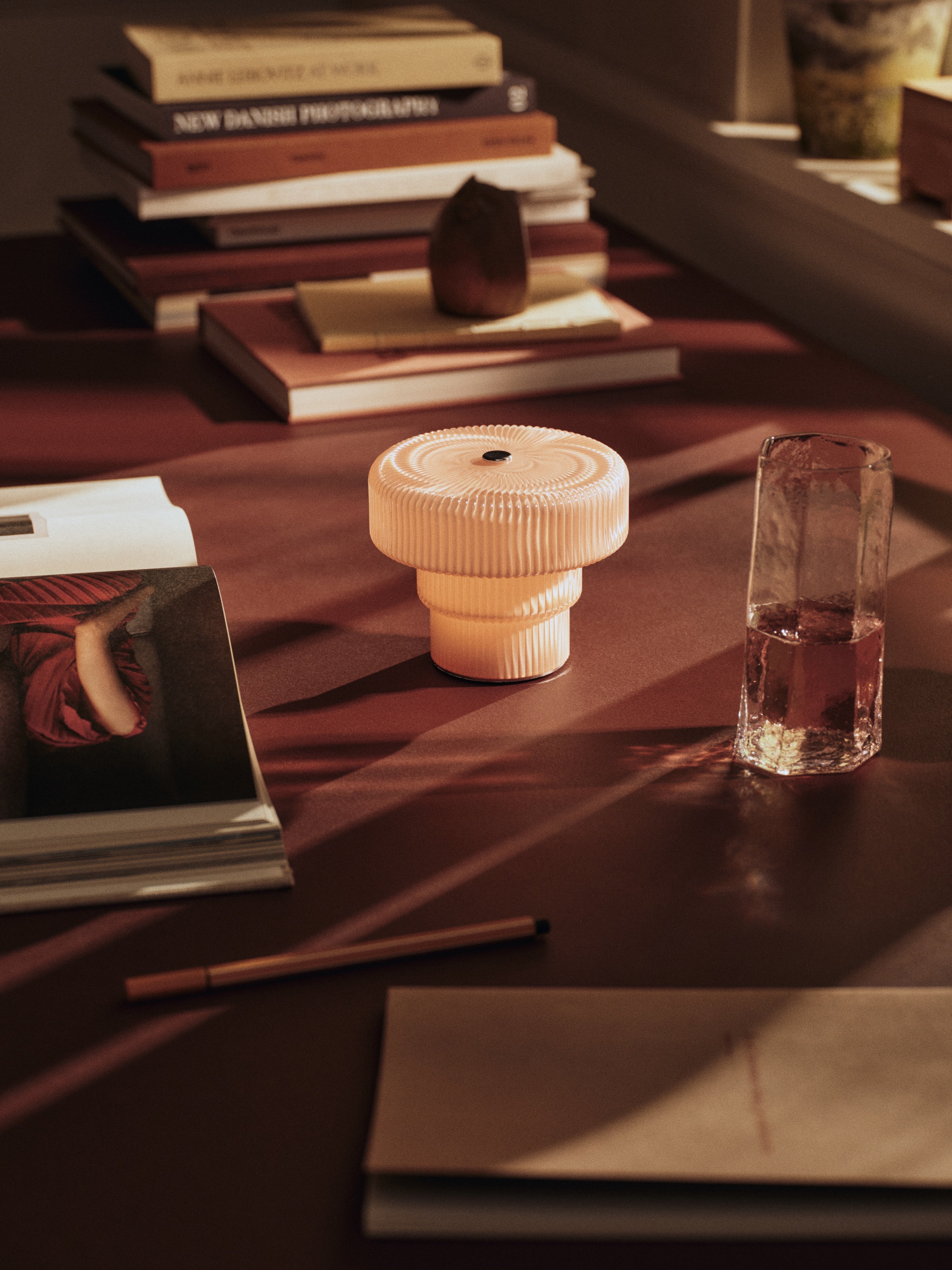 Prenosná lampa RIPPLE ružové sklo