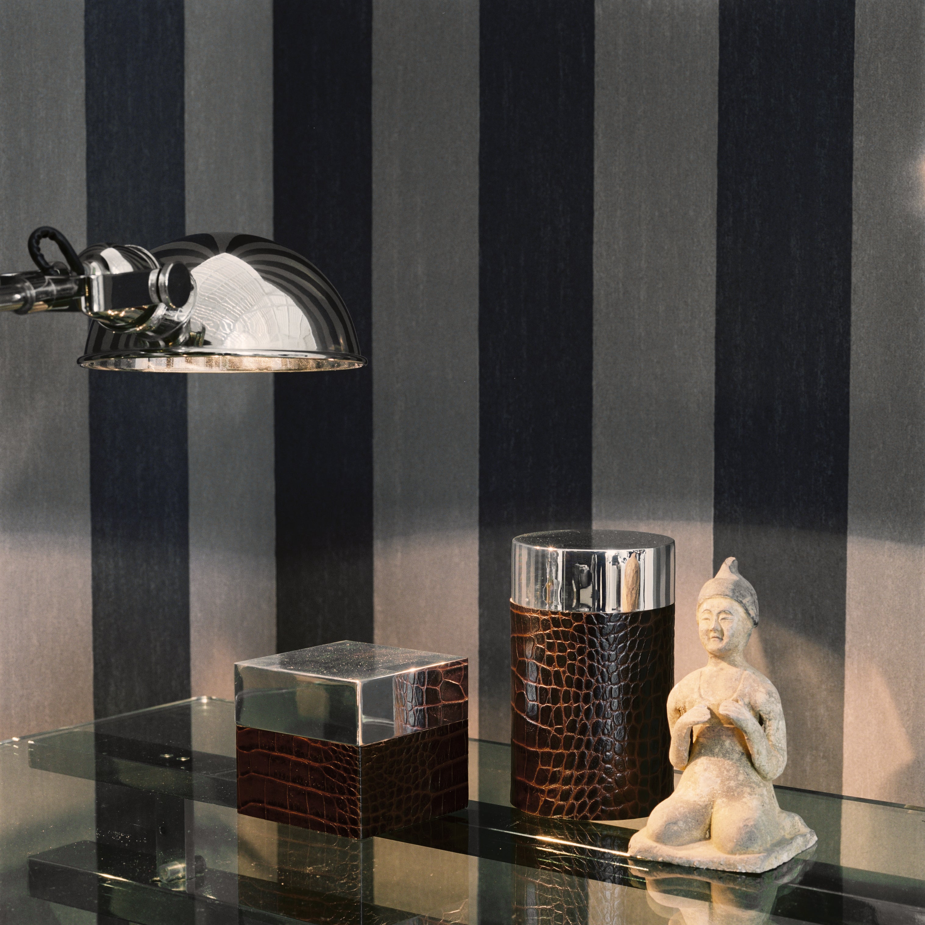 Tapeta so štruktúrou napodobňujúcou plátno s pruhovaným vzorom STRIPE červená