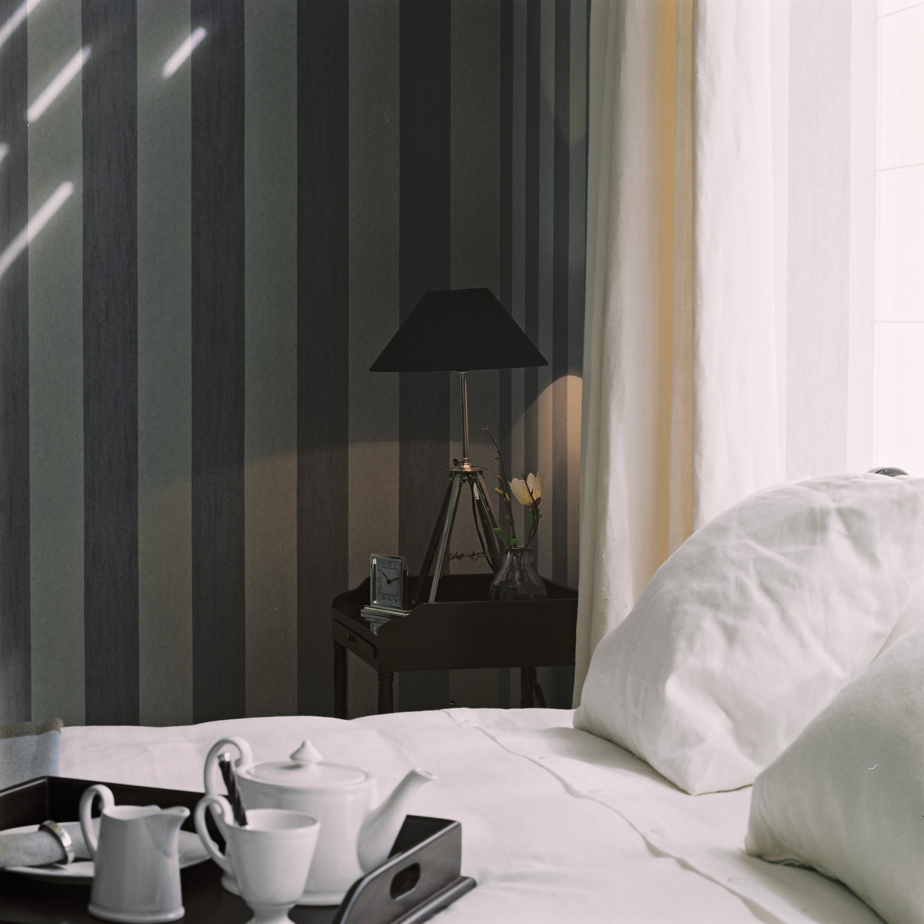 Tapeta so štruktúrou napodobňujúcou plátno s pruhovaným vzorom STRIPE červená