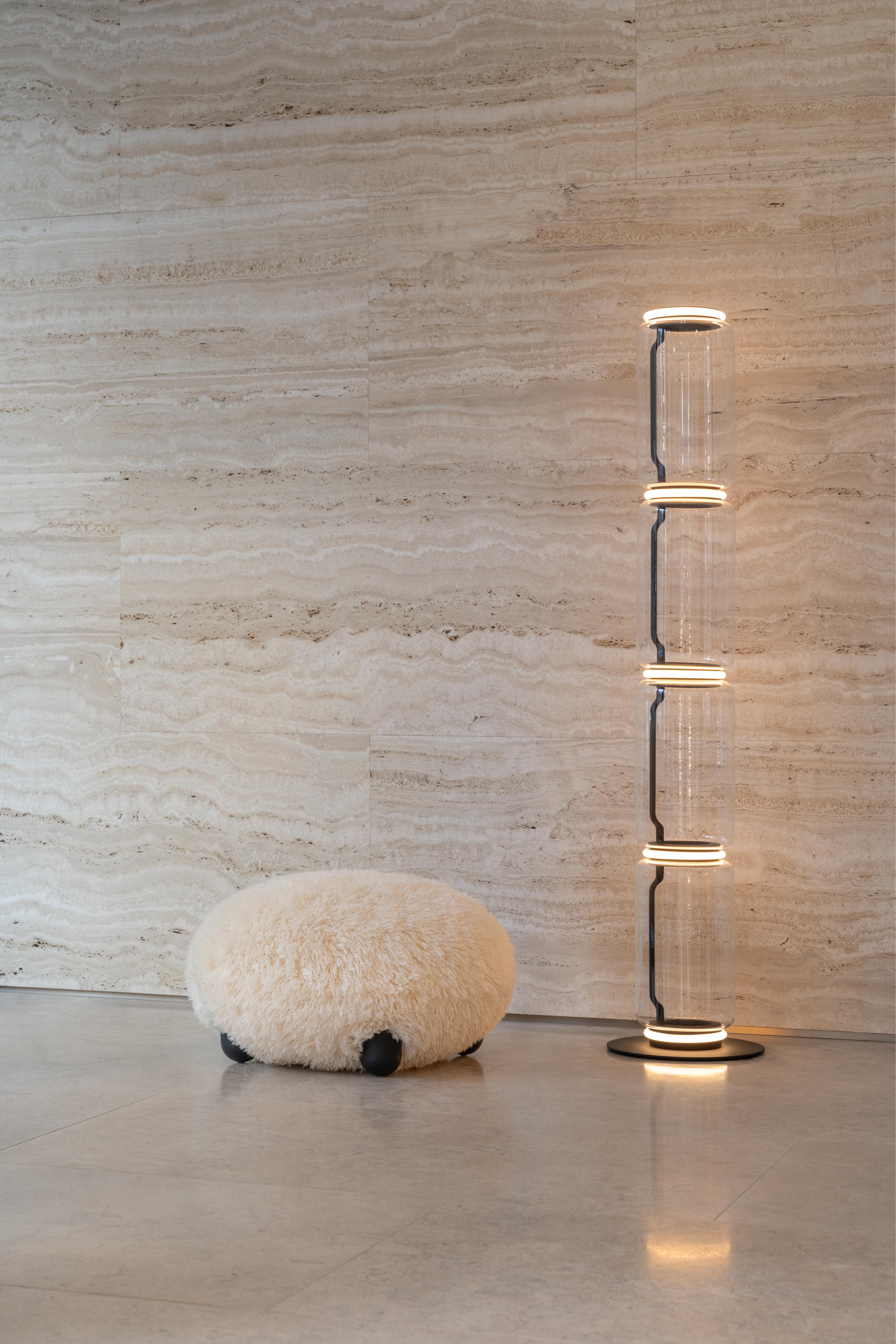 Puf FLOCK - FLUFFY EDITION umelé kožušiny s drevenou základňou