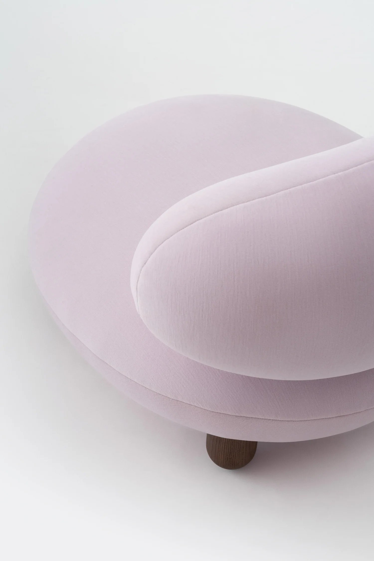 Fotel FLOCK čalúnený s drevenou základňou