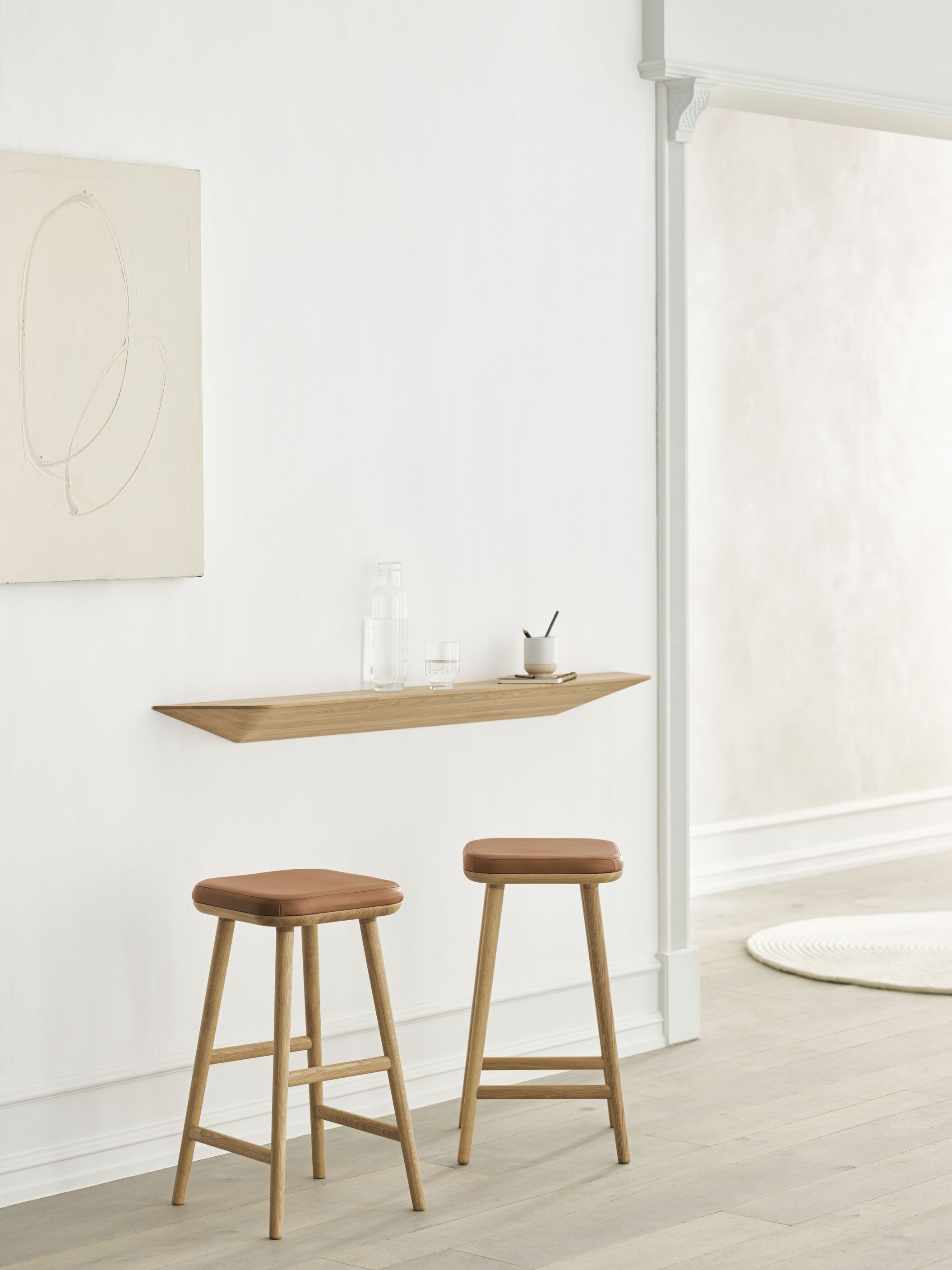 Hoker čalúnený FLOR s podstavcom z čierneho dubového dreva