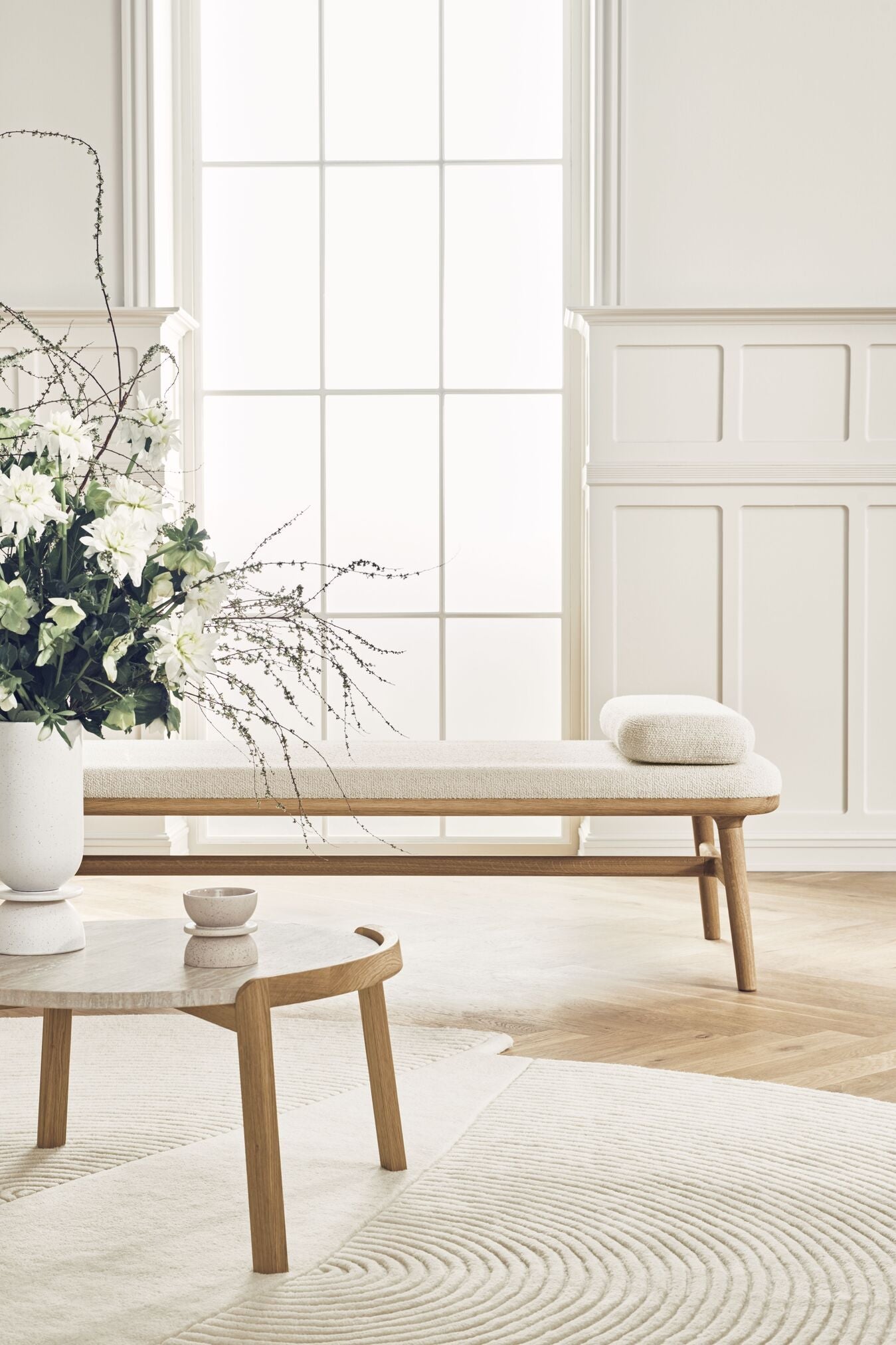 Szezlong čalúnený FLOR s podstavcom z tmavého dubového dreva