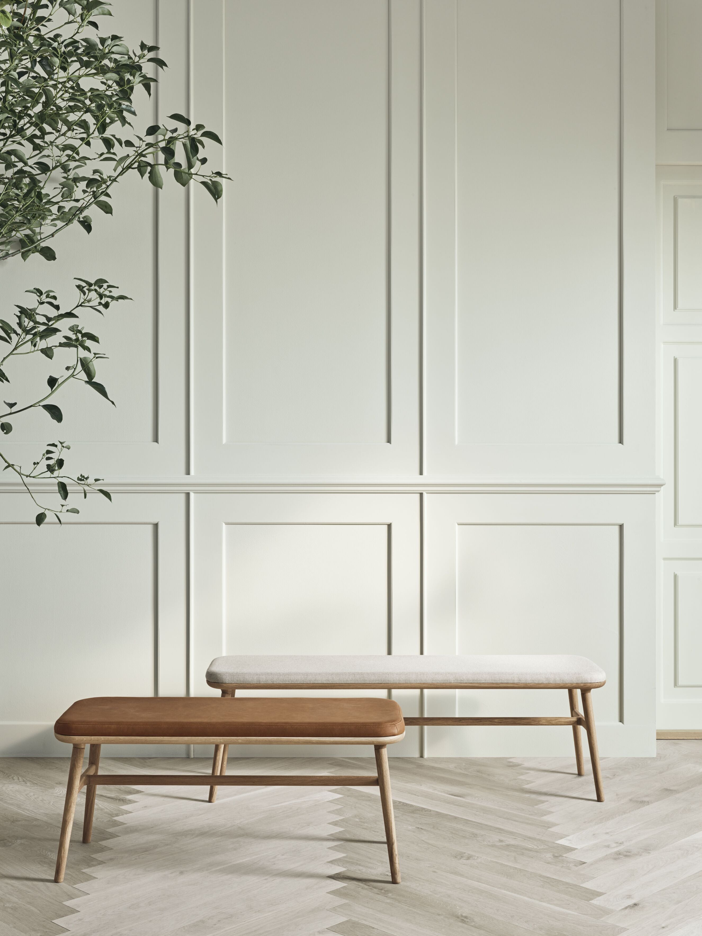 Čalúnená lavička FLOR s dubovým podstavcom