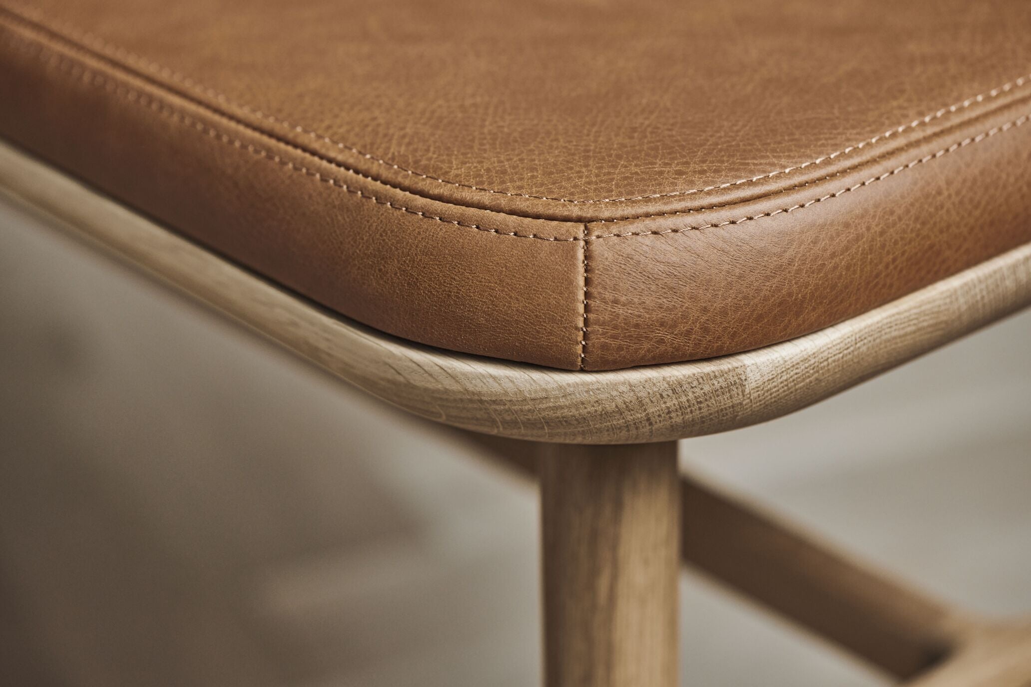 Čalúnená lavička FLOR s podstavcom z tmavého dubového dreva