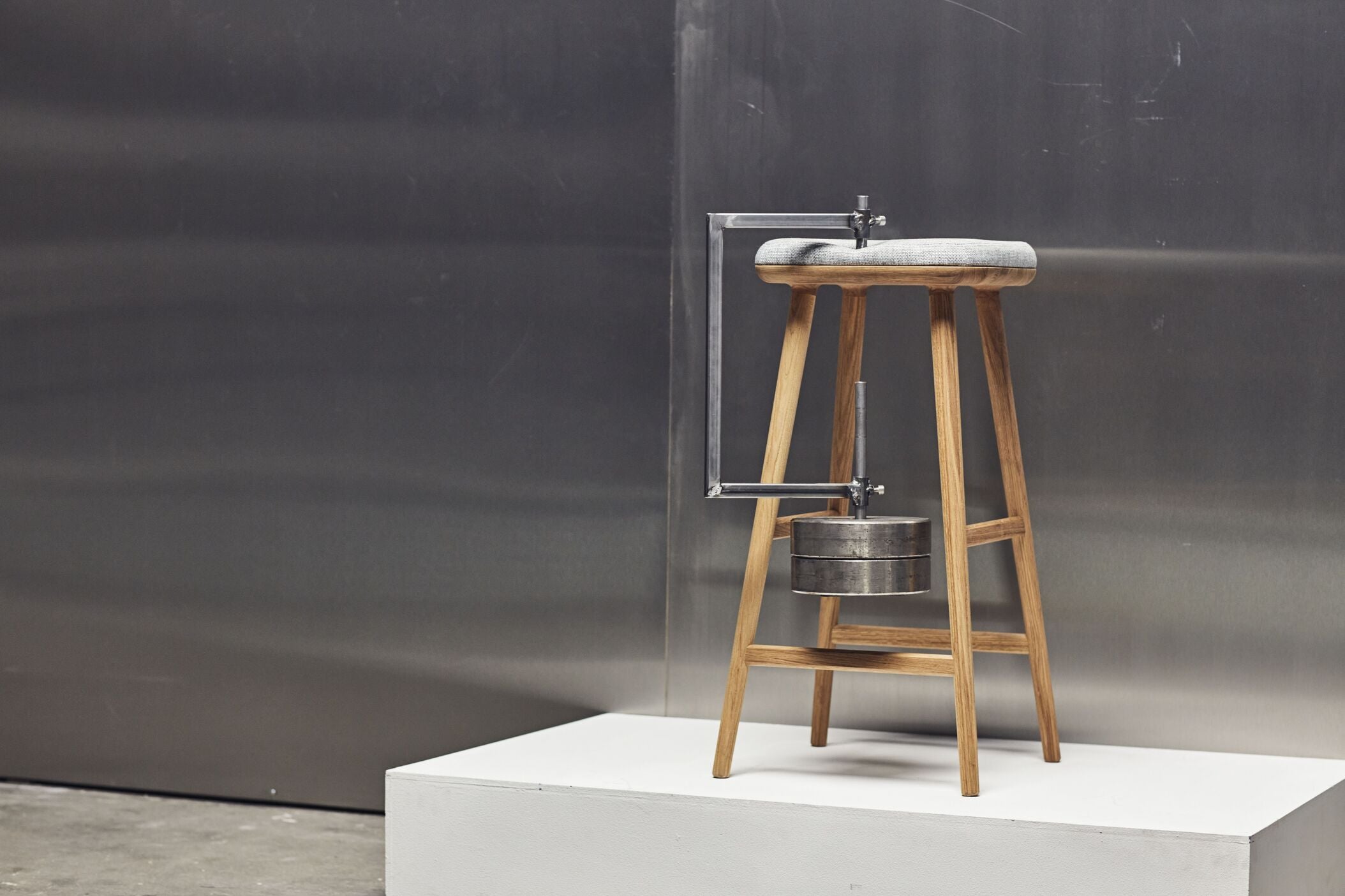 Hoker čalúnený FLOR s podstavcom z tmavého dubového dreva