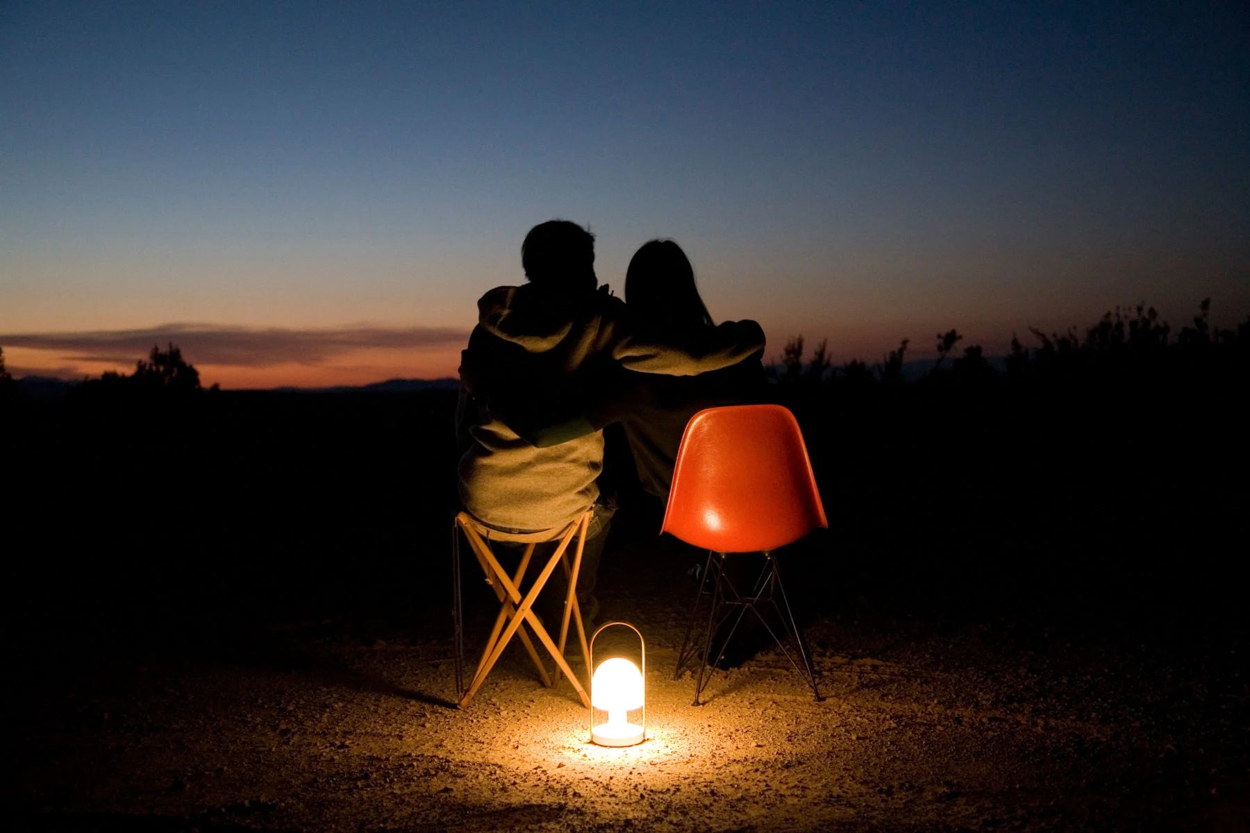 Prenosná lampa FOLLOWME biela s hnedou
