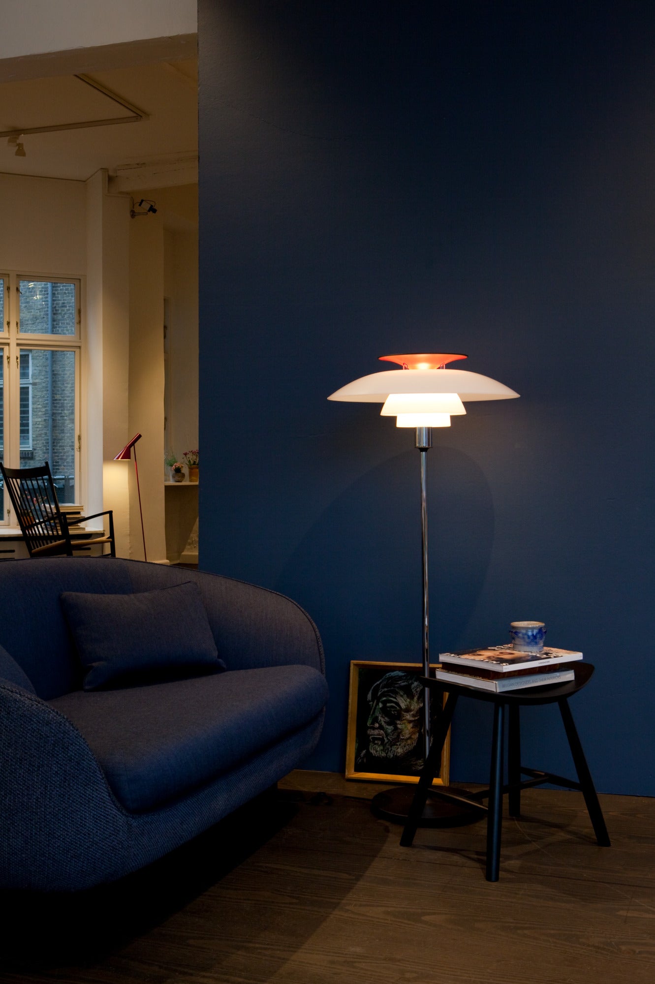 Stojaca lampa PH 80 biela s chrómovým podstavcom