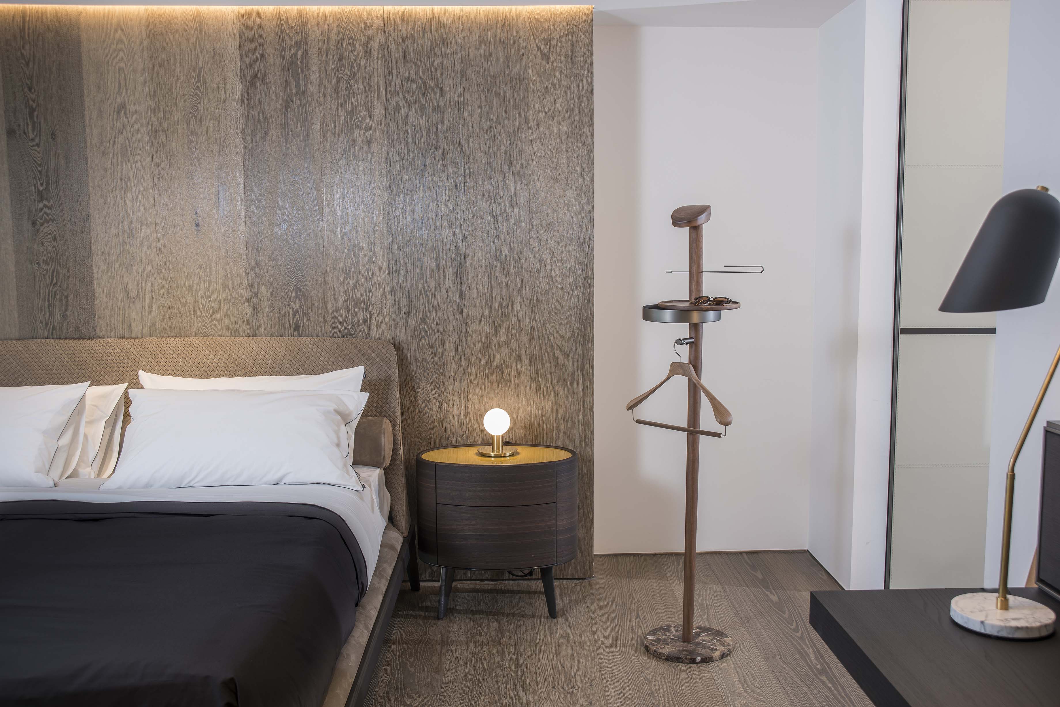 Vešiak GALAN M orechové drevo s hnedým mramorom a grafitovým povrchom