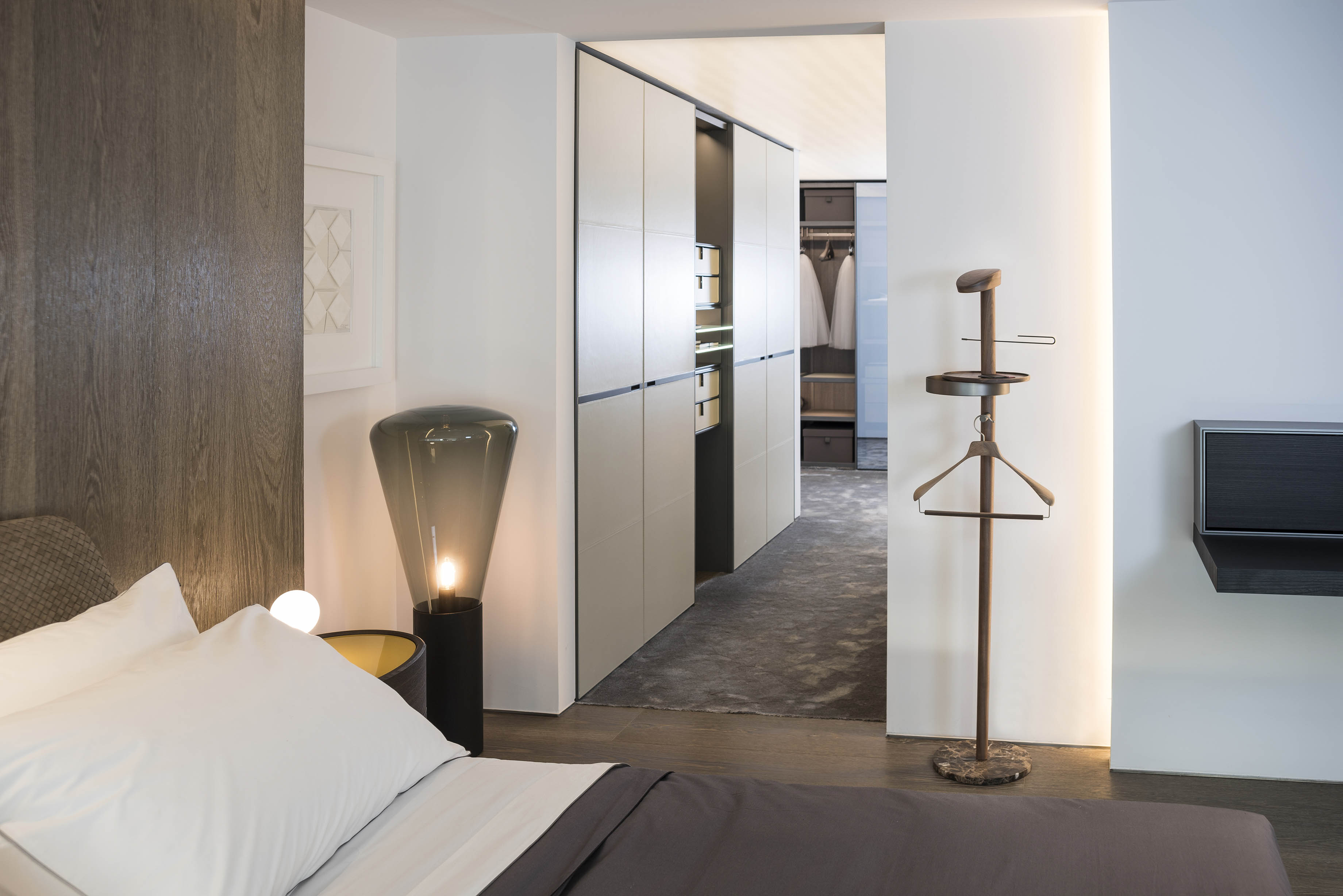 Vešiak GALAN M orechové drevo s hnedým mramorom a grafitovým povrchom