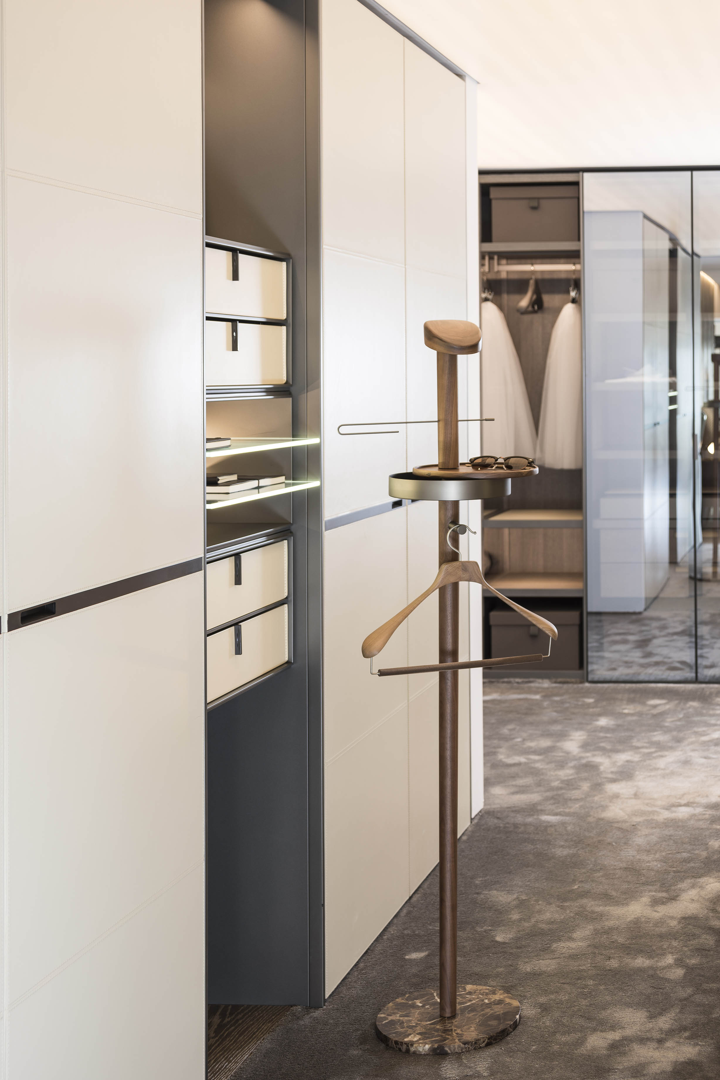 Vešiak GALAN M orechové drevo s hnedým mramorom a grafitovým povrchom