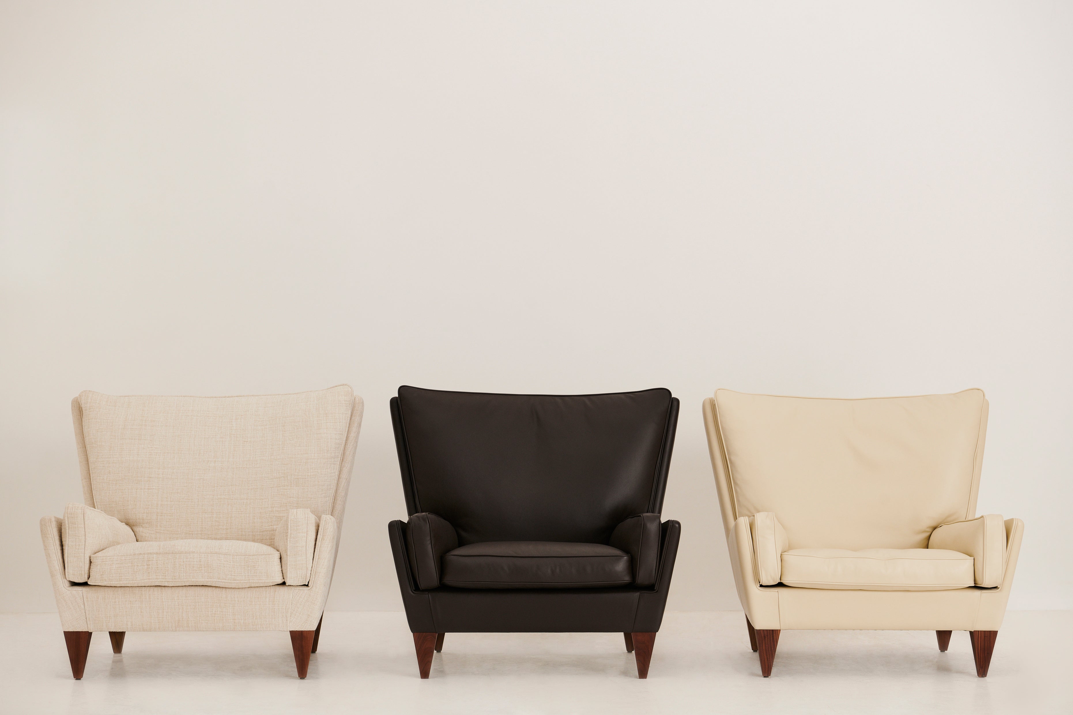 Fotel V11 čalúnený s orechovým podstavcom