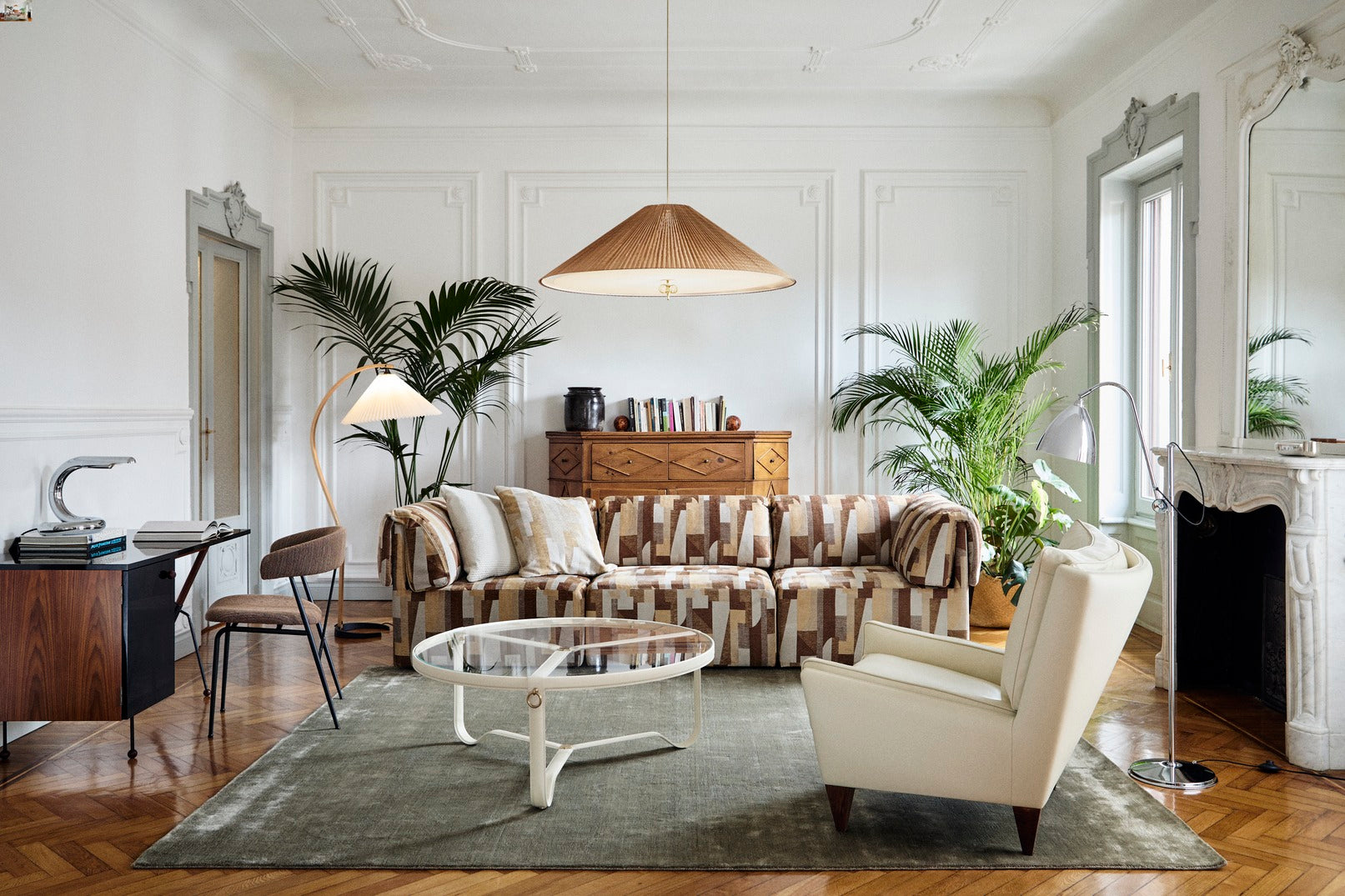 Fotel V11 čalúnený s orechovým podstavcom