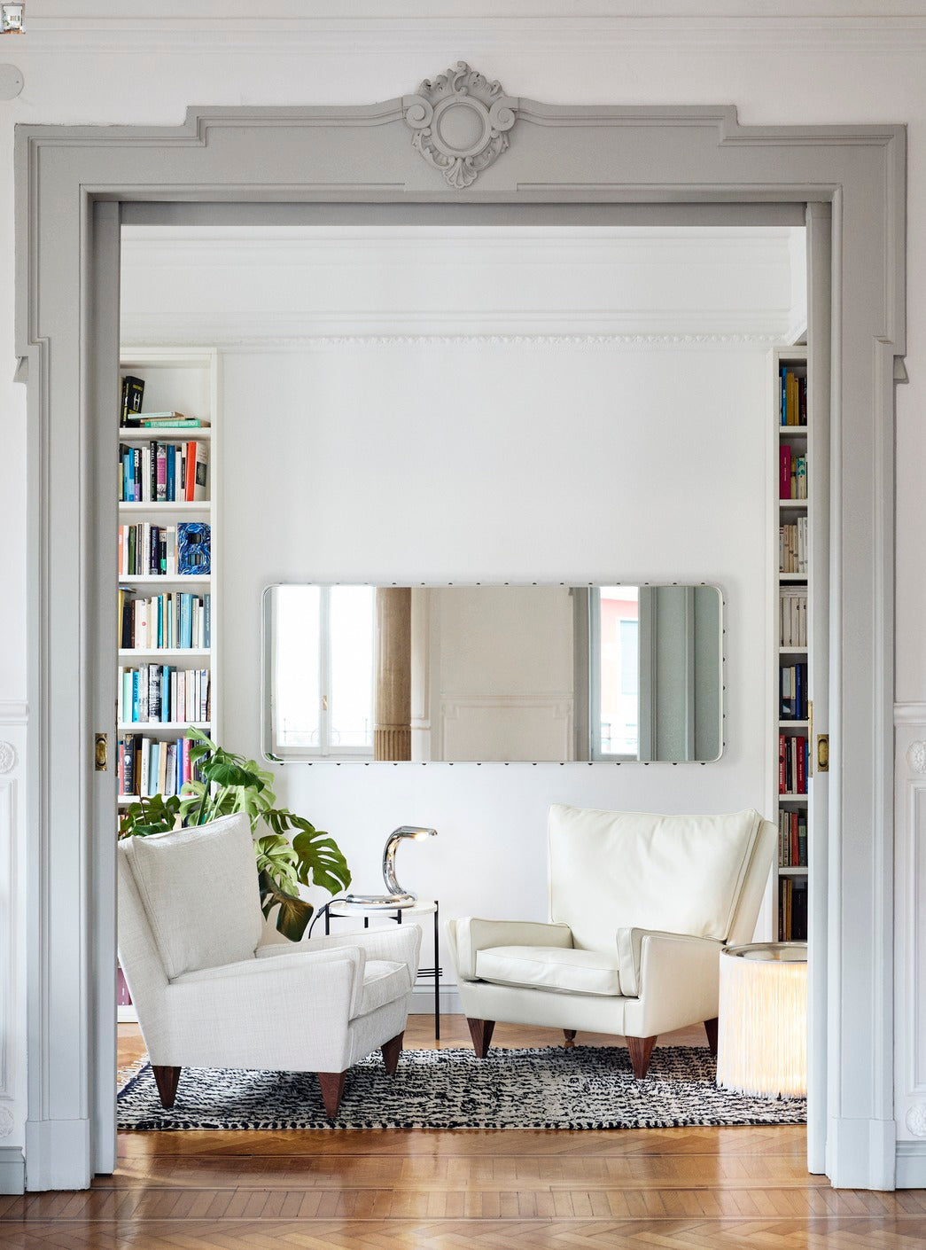 Fotel V11 čalúnený s orechovým podstavcom