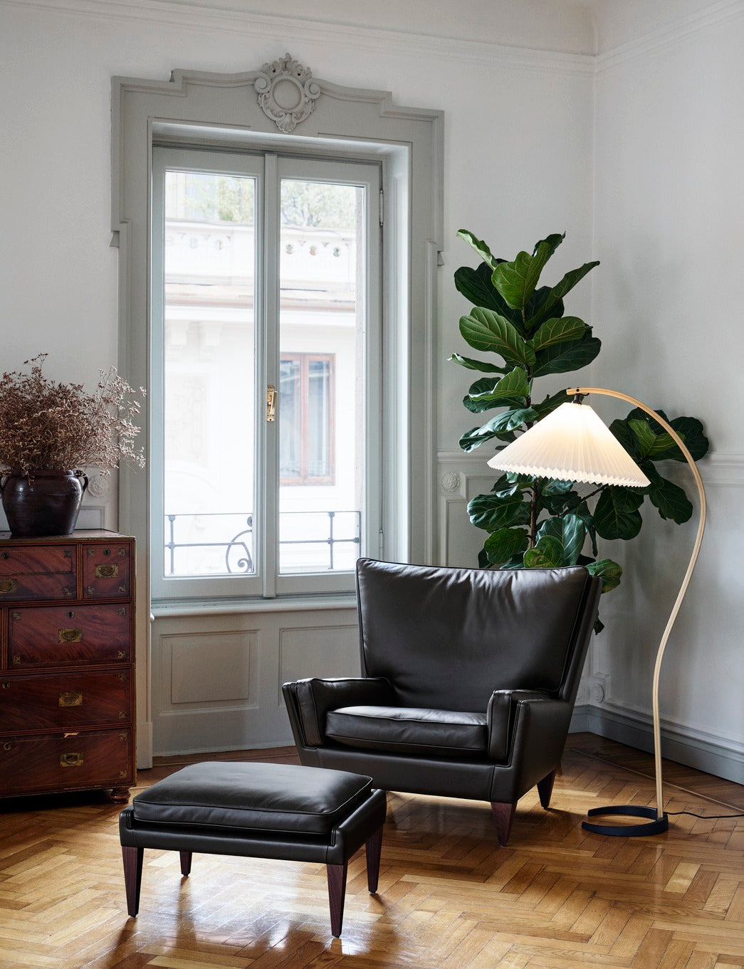 Fotel V11 čalúnený s orechovým podstavcom