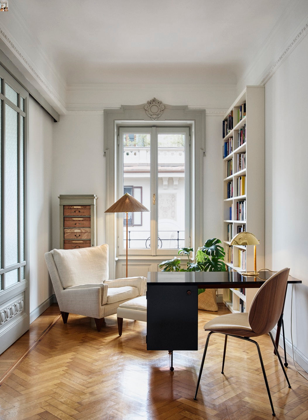 Fotel V11 čalúnený s orechovým podstavcom