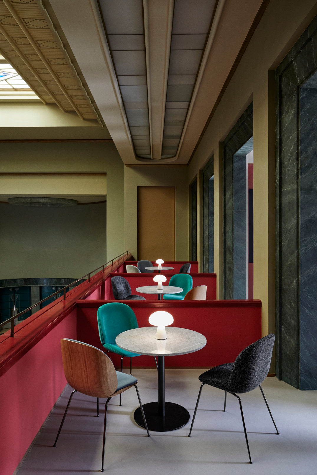 Okrúhly stôl 1.0 čierny mramor s čiernou základňou