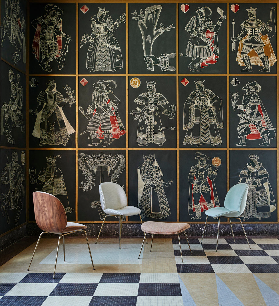 Puf BEETLE čalúnený s čiernym podstavcom