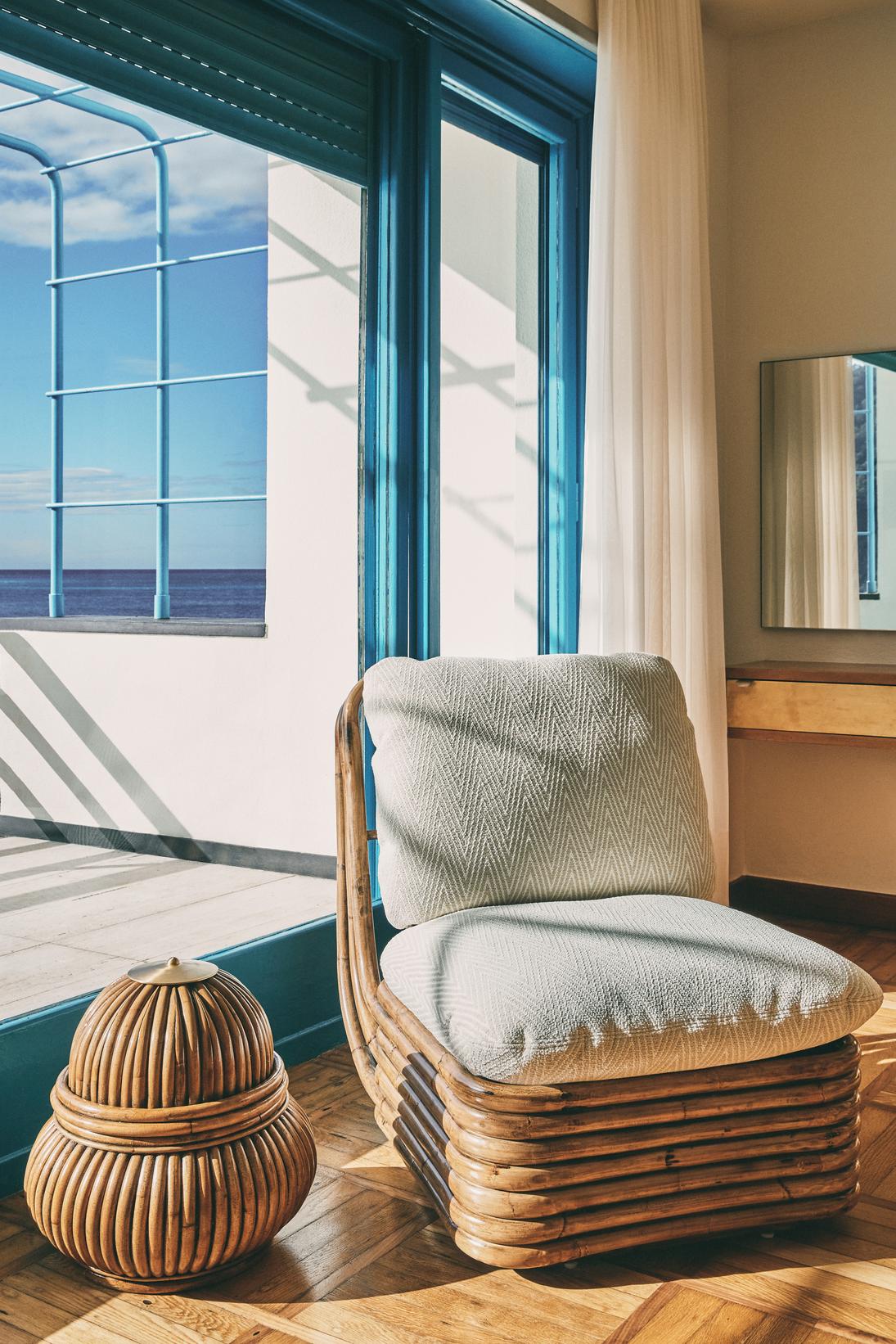 Fotel BOHEMIAN 72 čalúnený s ratanovým podstavcom