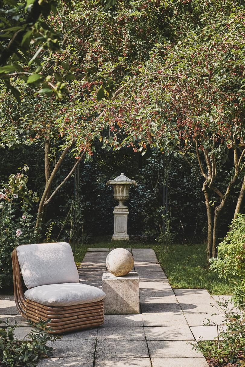 Fotel BOHEMIAN 72 čalúnený s ratanovým podstavcom