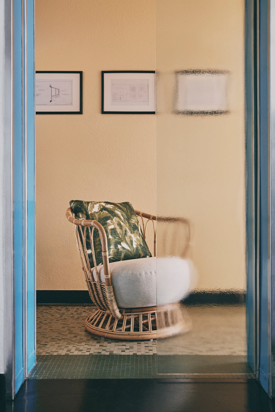 Fotel GRACE čalúnený s ratanovým podstavcom