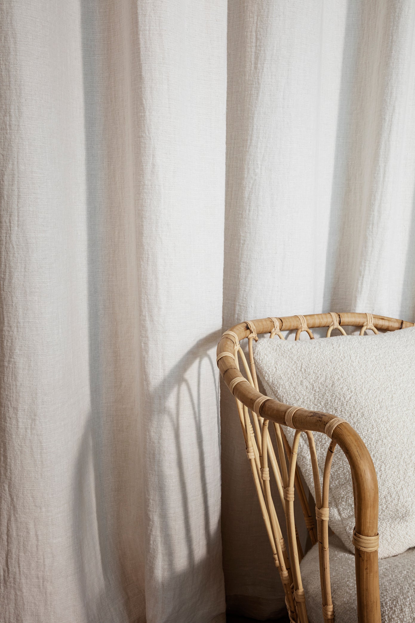 Fotel GRACE čalúnený s ratanovým podstavcom