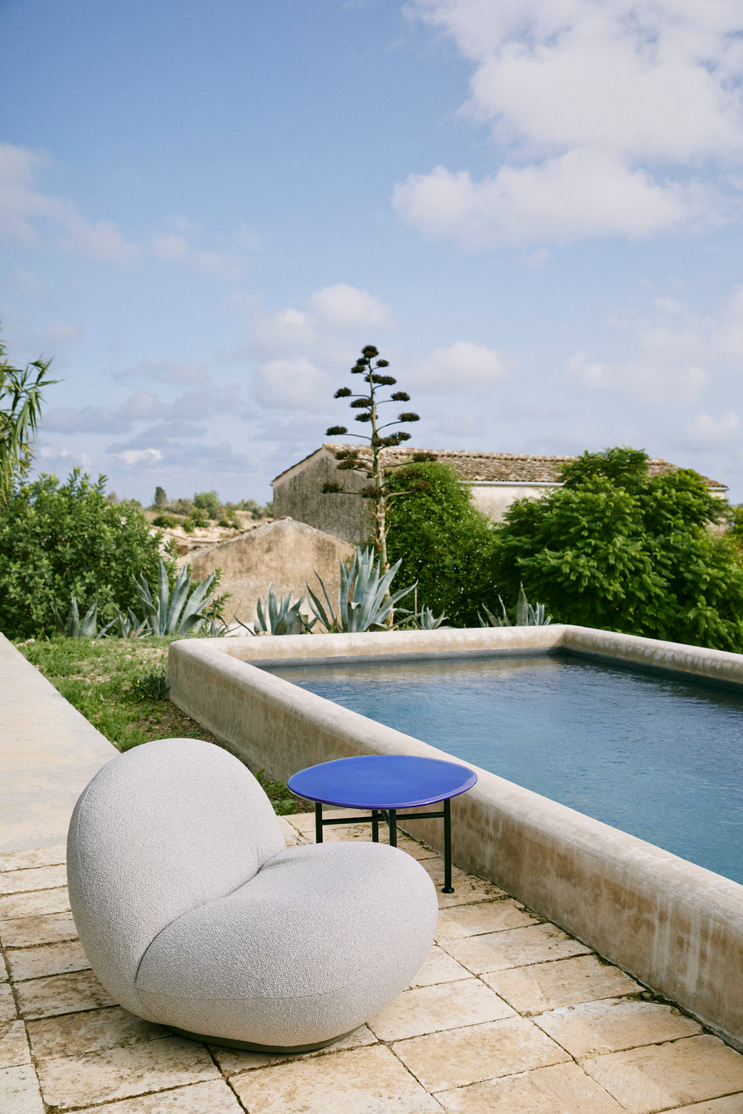 Záhradné kreslo PACHA čalúnené so zlatým podstavcom