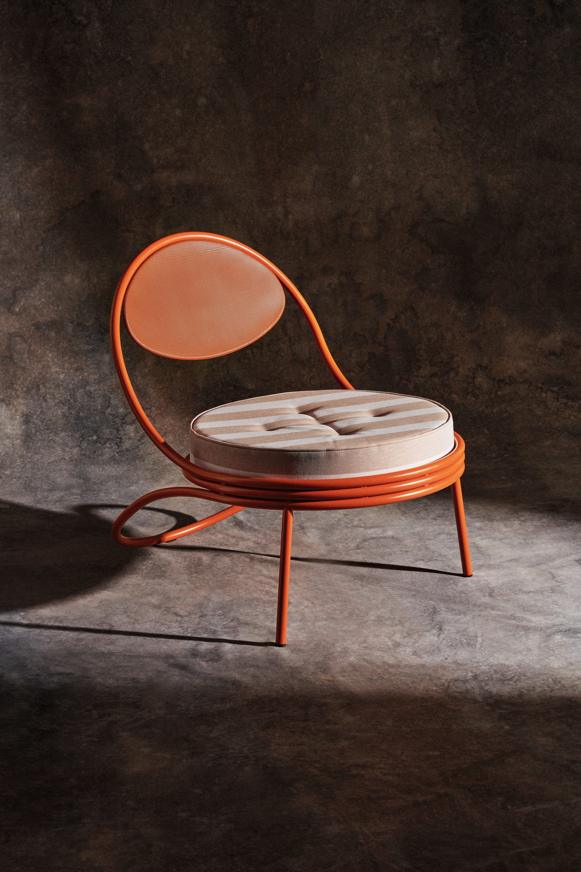 Fotel COPACABANA čalúnený s čiernym podstavcom