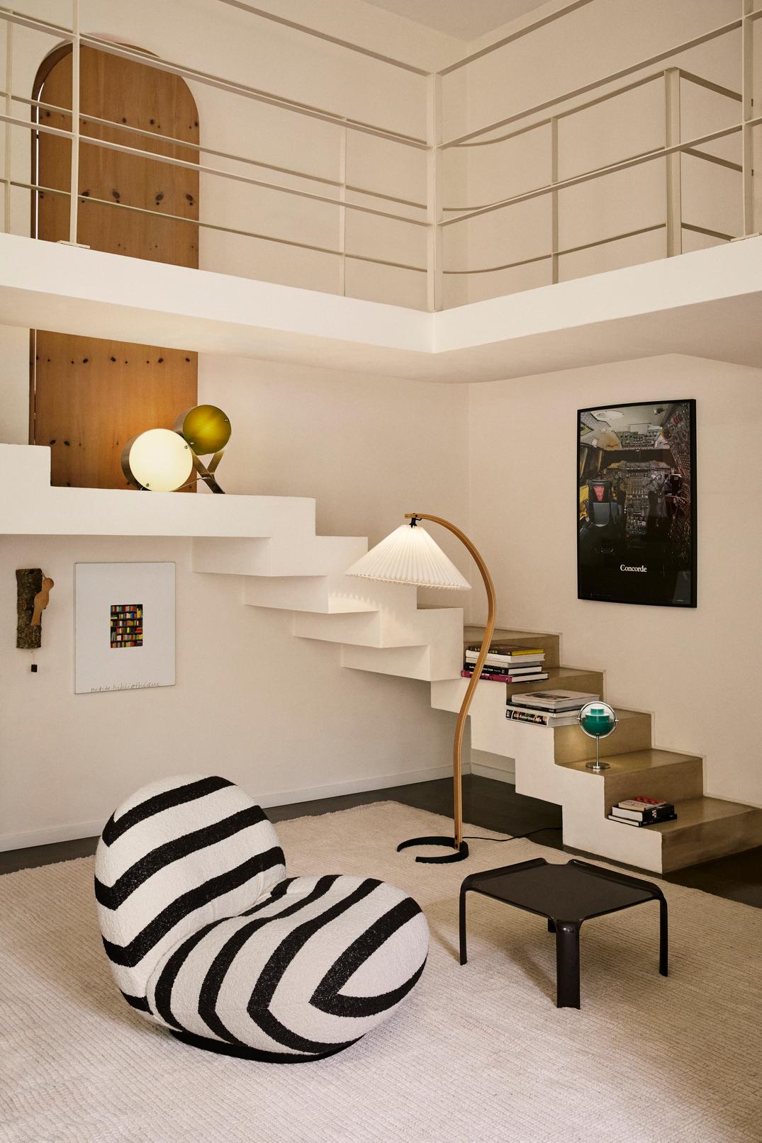 Fotel PACHA čalúnený s čiernym podstavcom