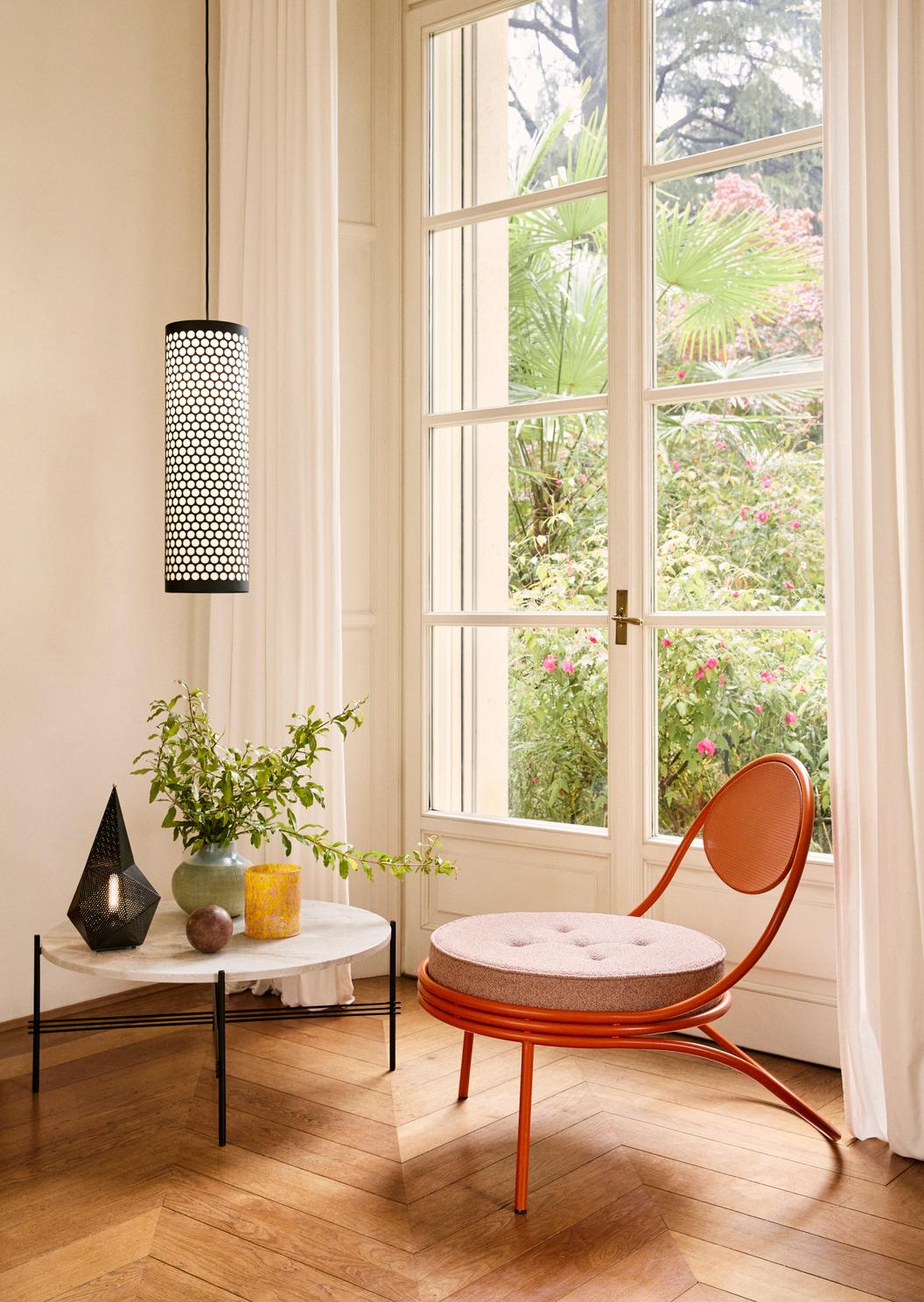 Fotel COPACABANA čalúnený s čiernym podstavcom