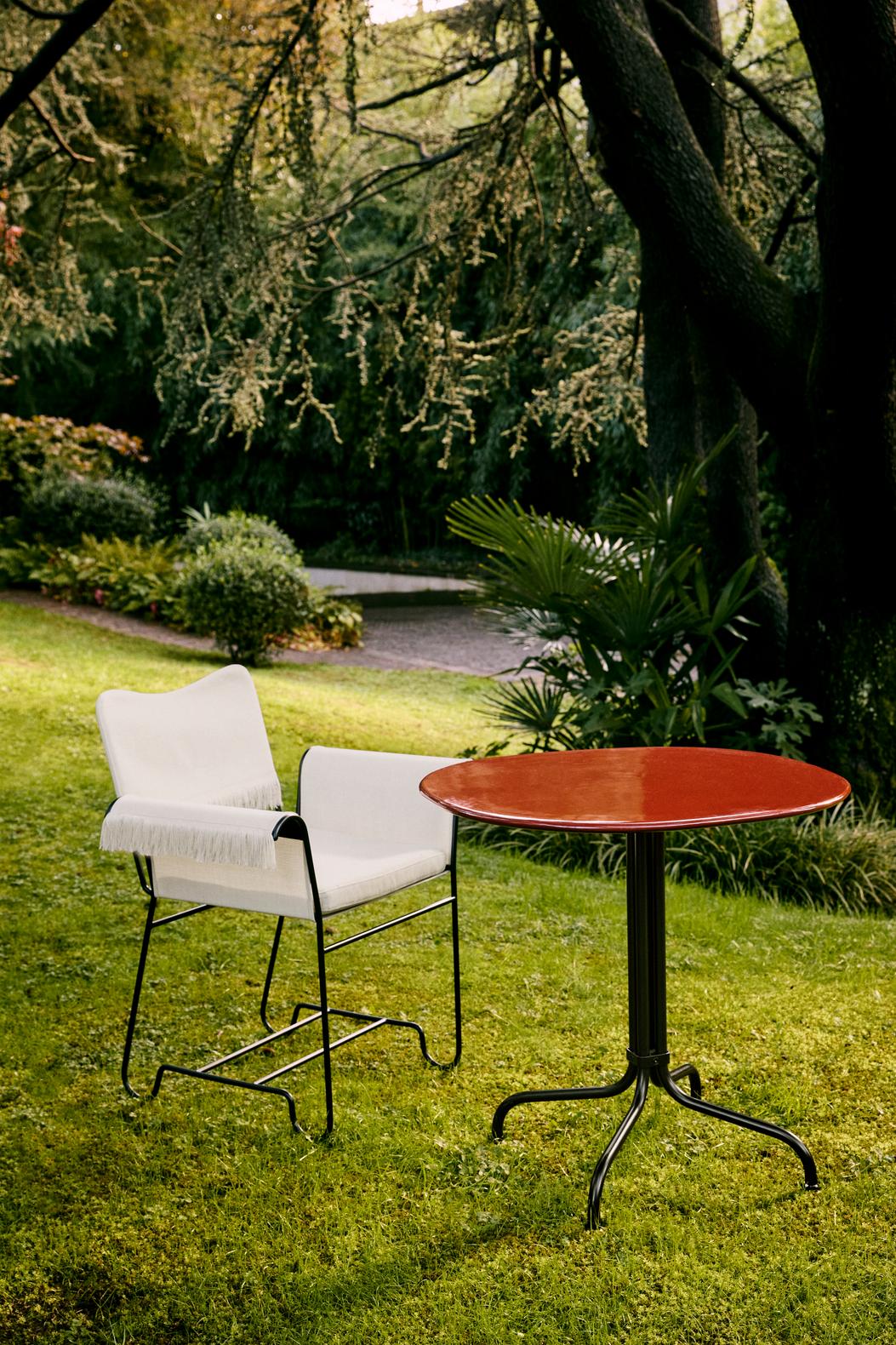 Záhradná stolička TROPIQUE béžová s bielym oceľovým podstavcom