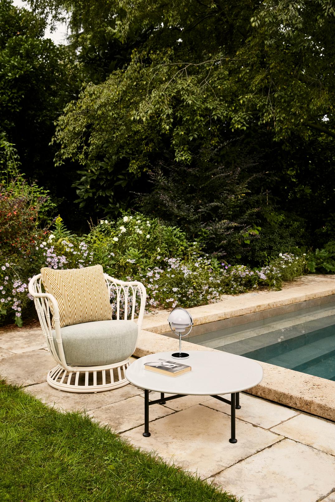 Záhradné kreslo GRACE čalúnené s bielym podstavcom