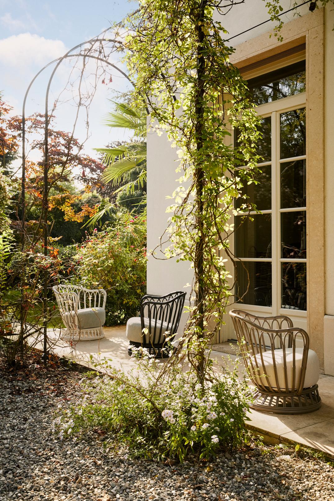 Záhradné kreslo GRACE čalúnené s bielym podstavcom