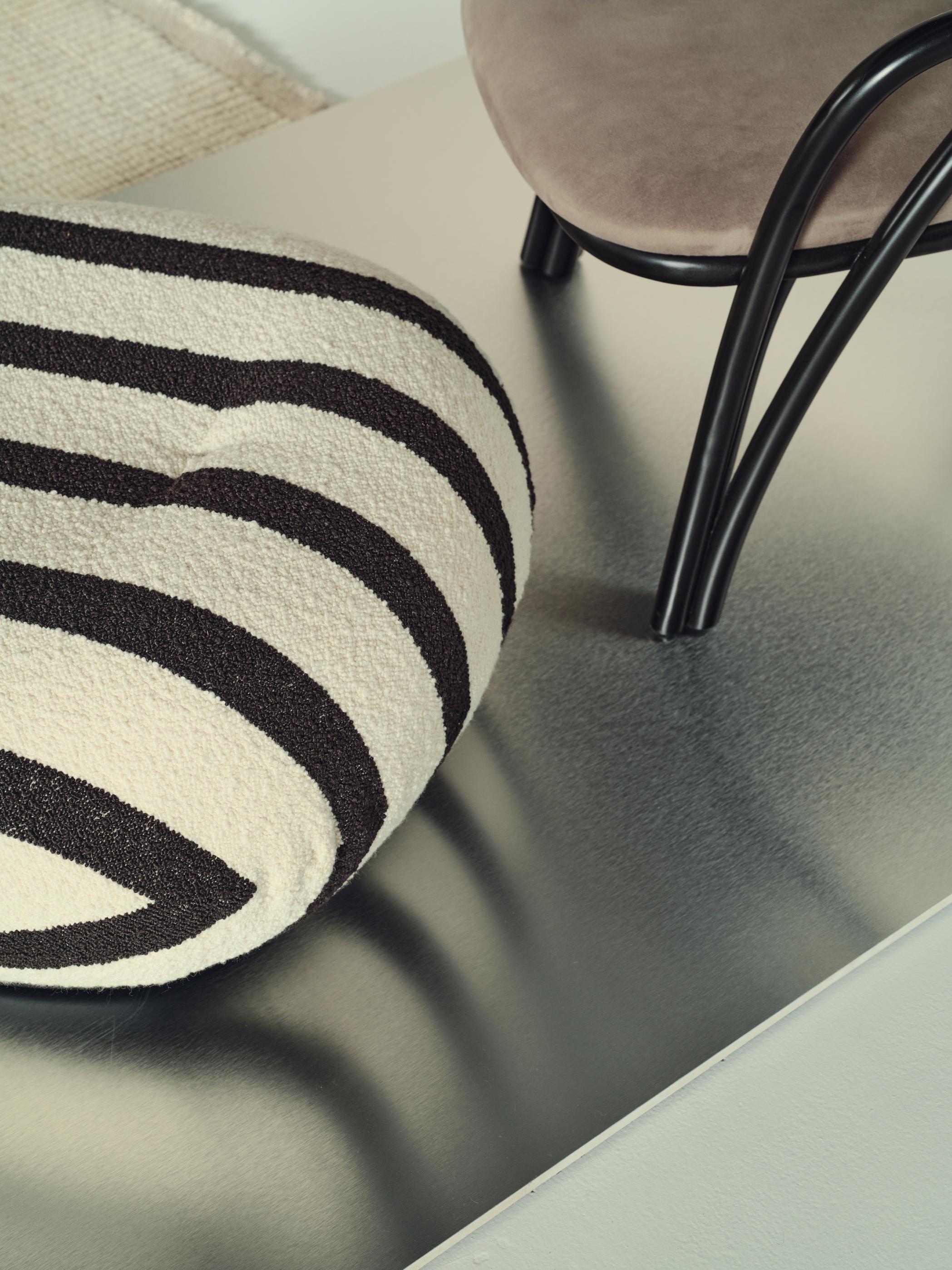 Puf PACHA čalúnený s čiernym podstavcom