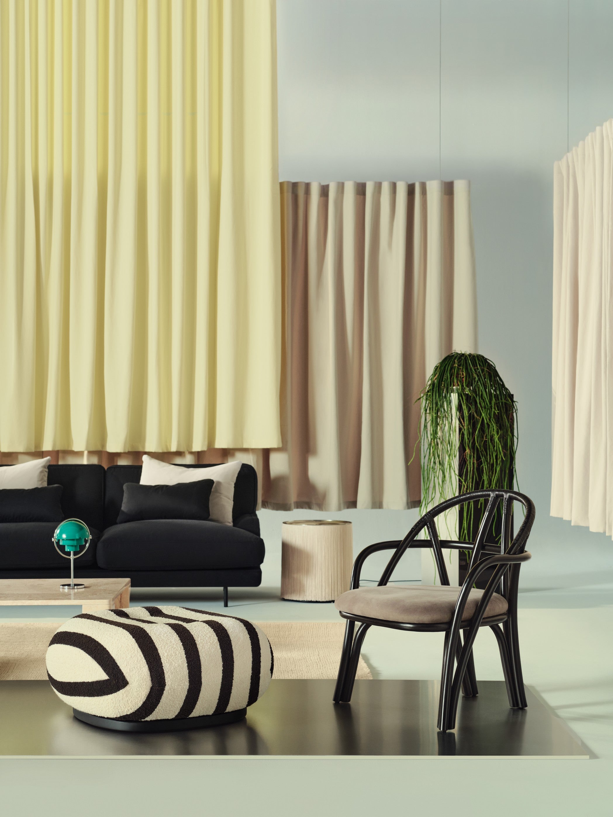 Puf PACHA čalúnený s čiernym podstavcom