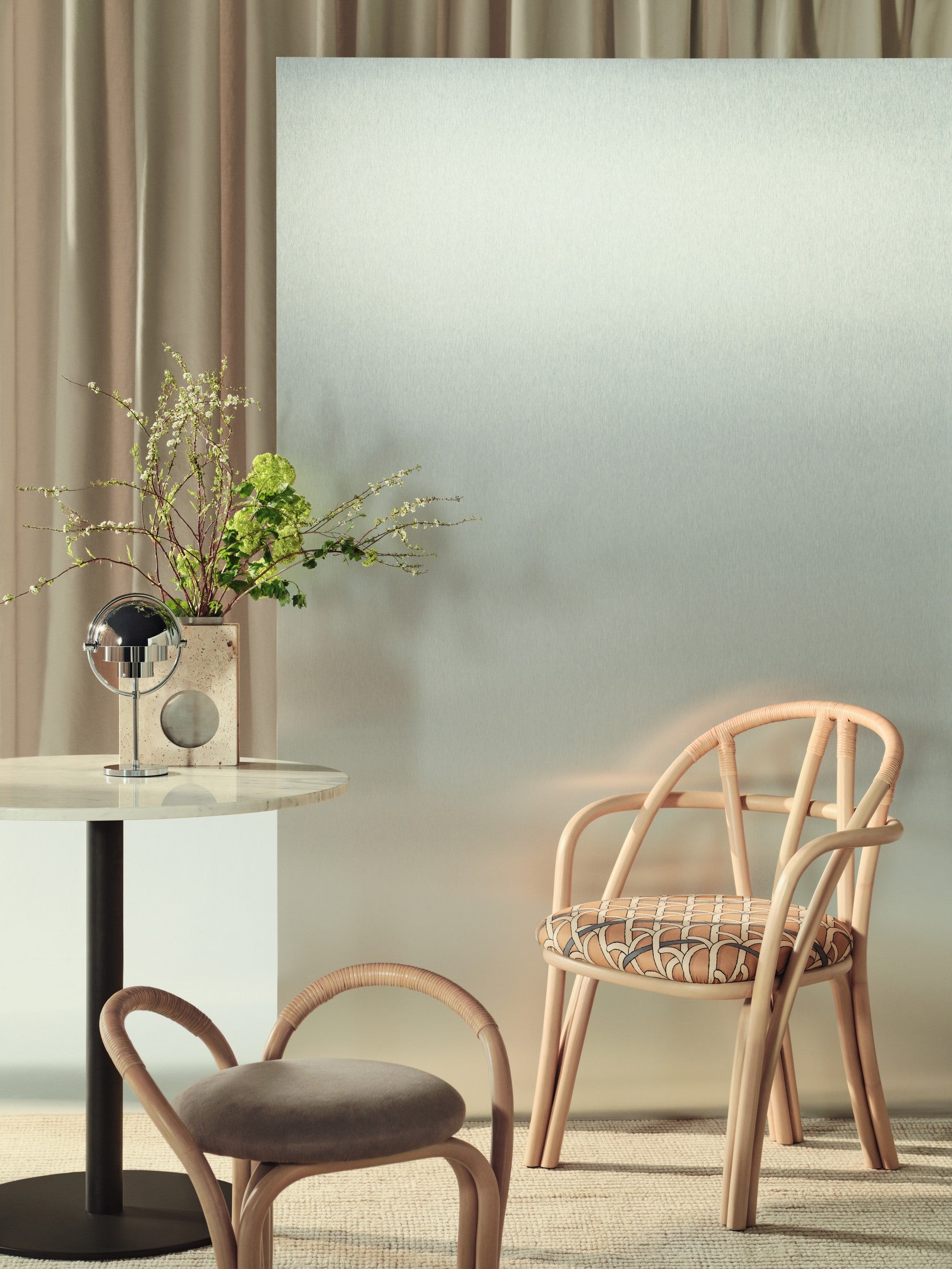 Okrúhly stôl 1.0 čierny mramor s čiernou základňou