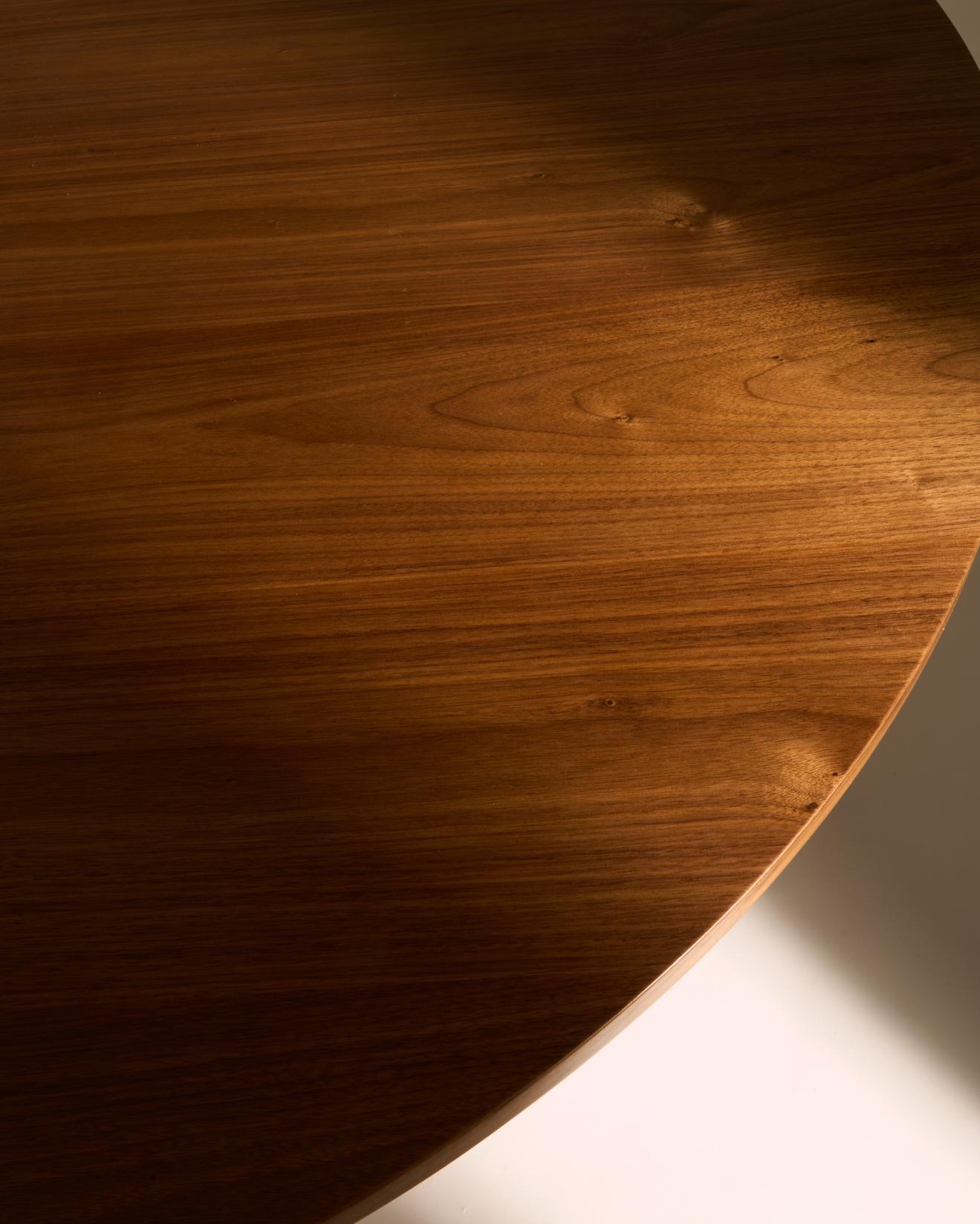 Okrúhly stôl TAVOLO z orechového dreva