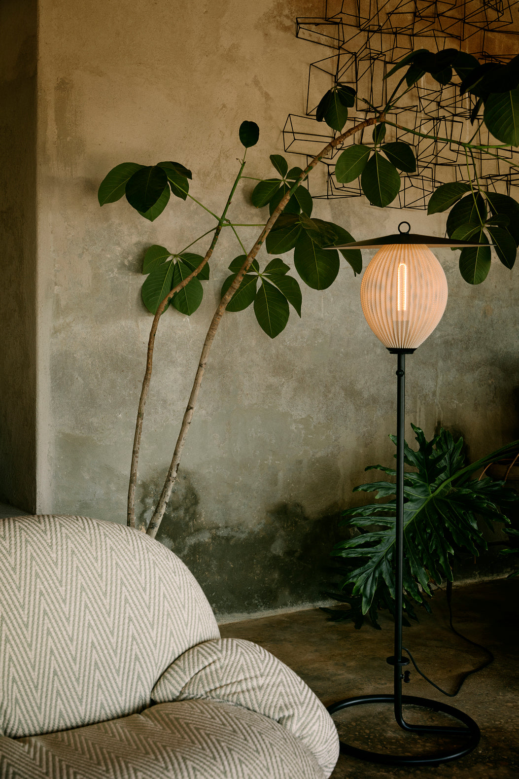 Záhradné kreslo PACHA čalúnené so zlatým podstavcom