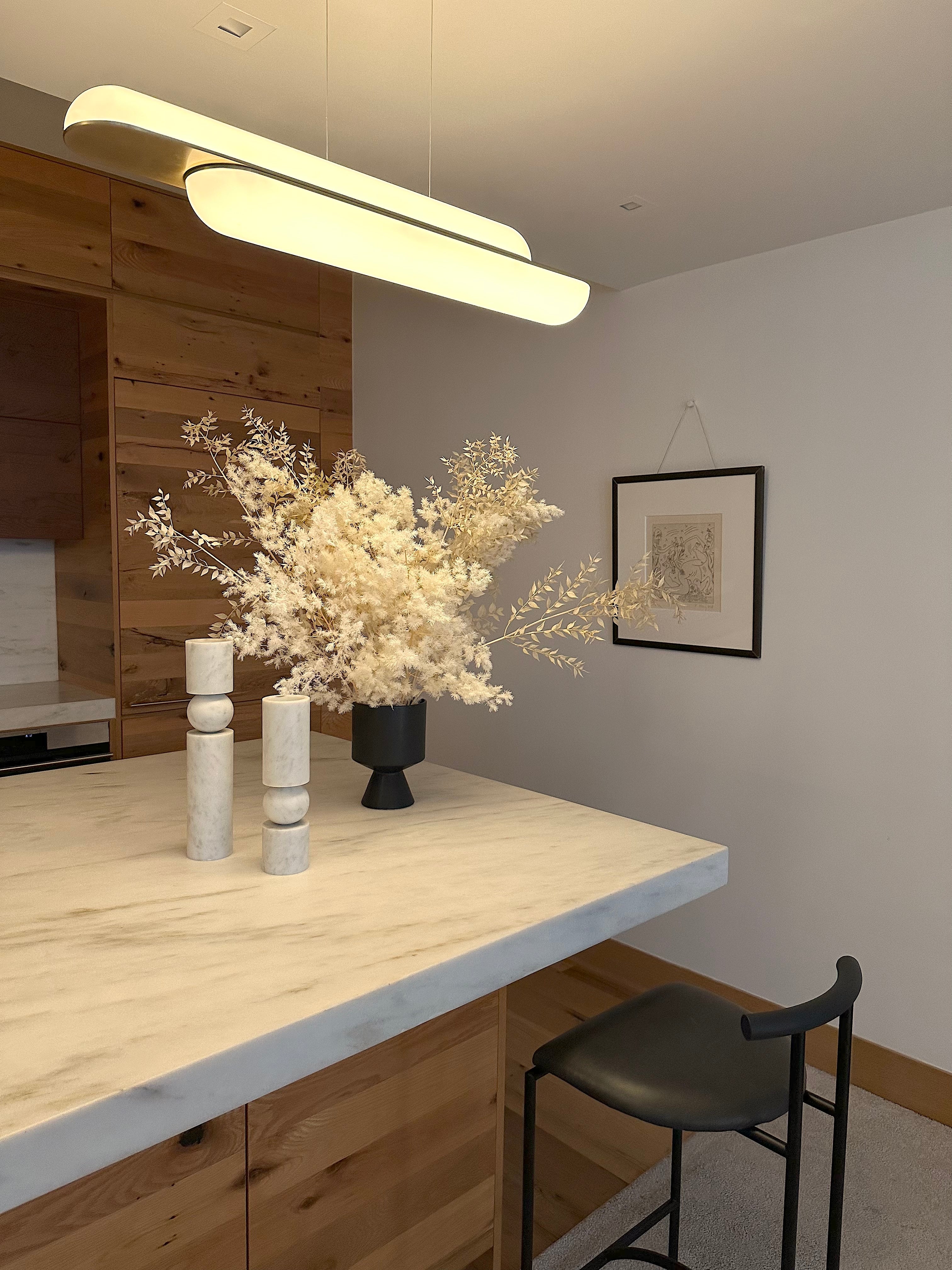 Lampa visící horizontální GEMINI s opálovým stínidlem a mosaznými prvky.