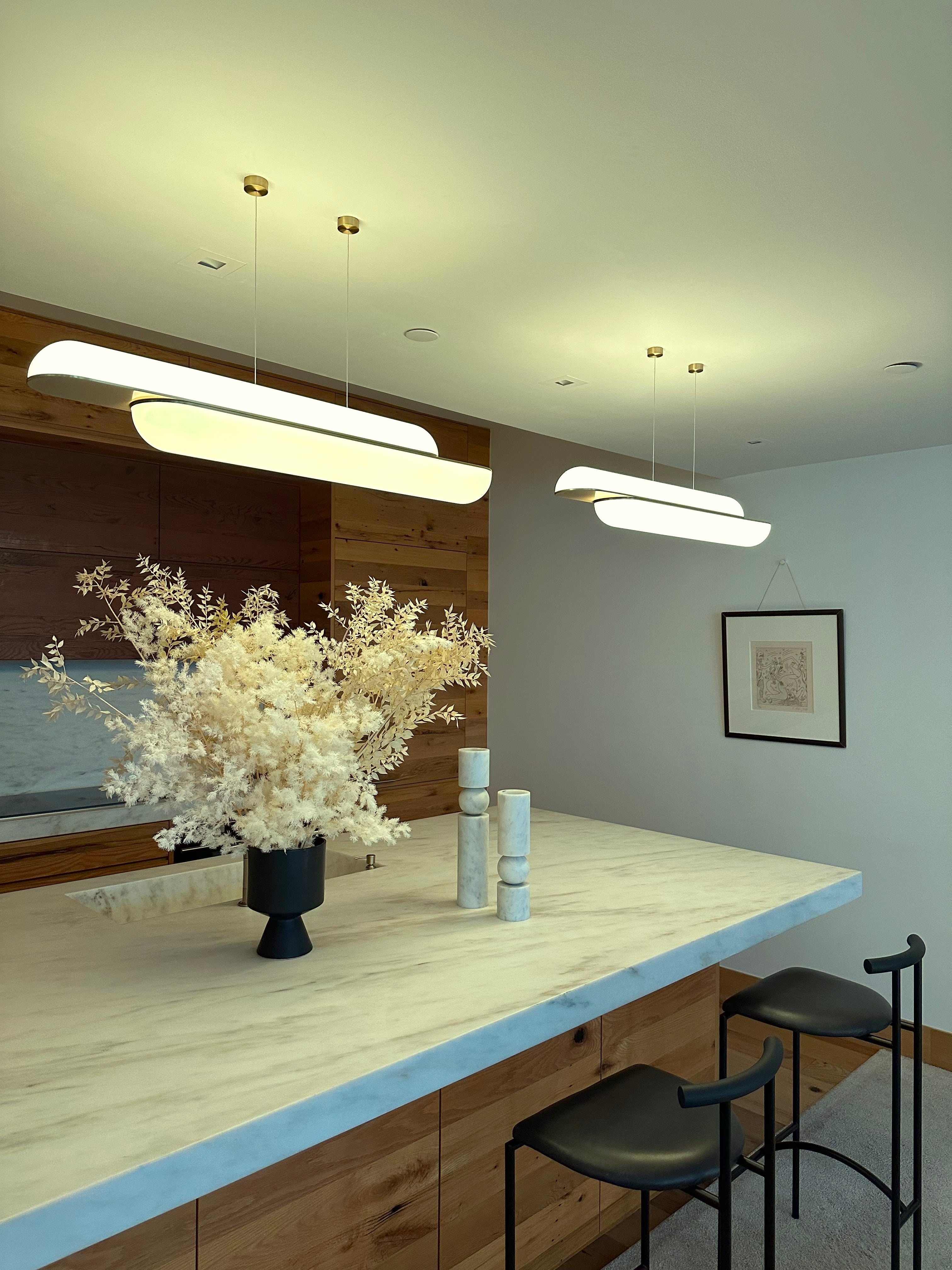 Lampa visící horizontální GEMINI s opálovým stínidlem a mosaznými prvky.