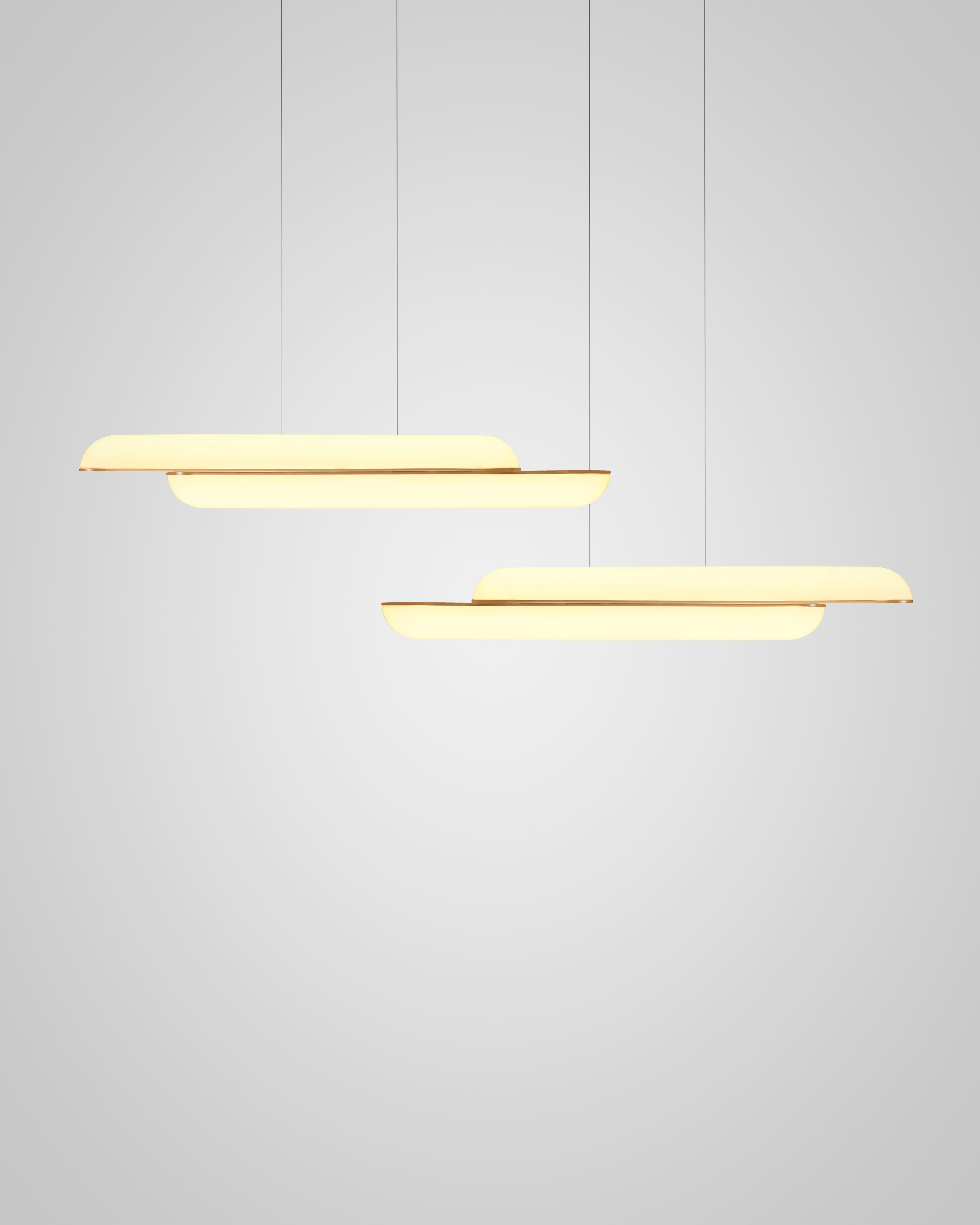 Lampa visící horizontální GEMINI s opálovým stínidlem a mosaznými prvky.