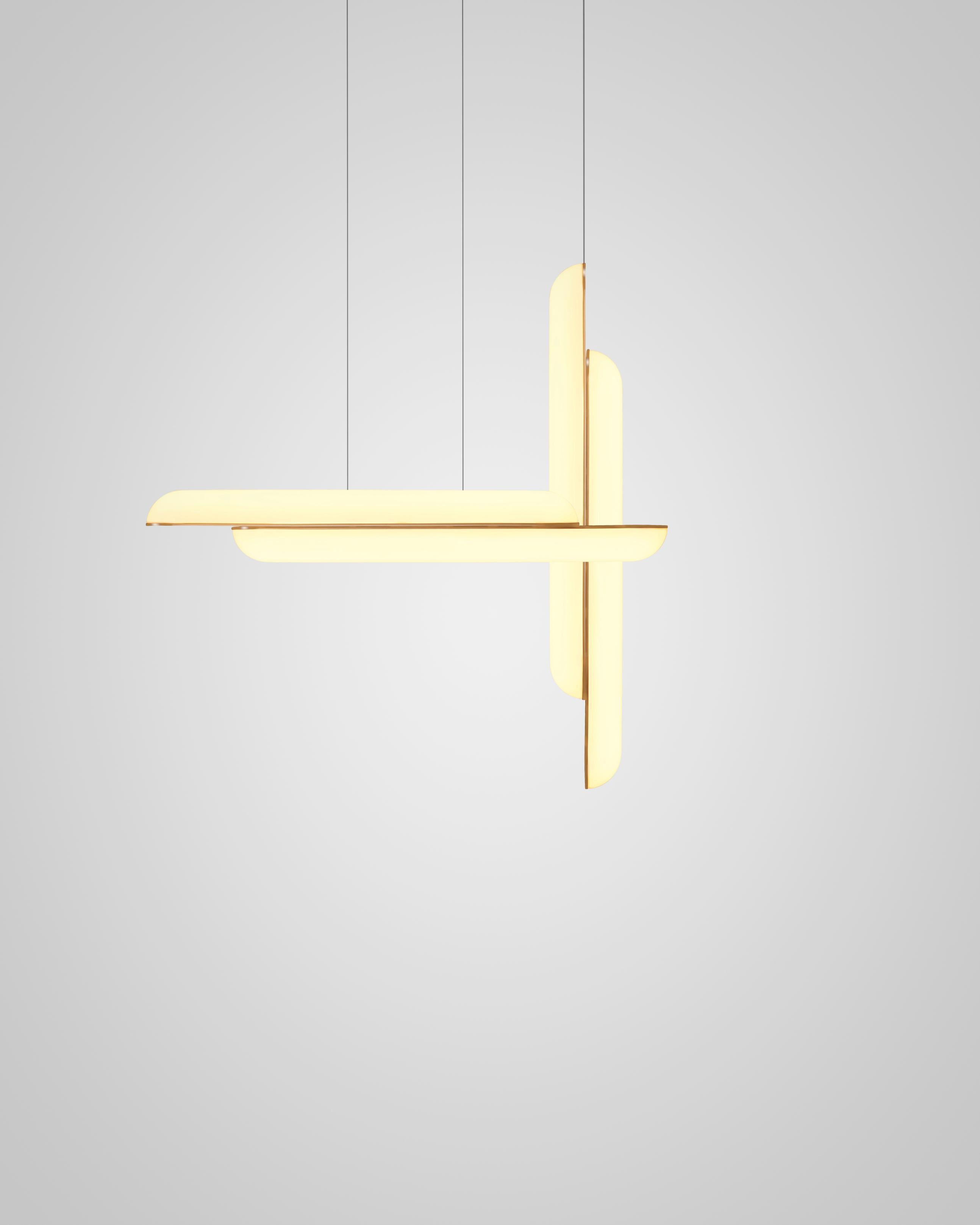 Lampa visící horizontální GEMINI s opálovým stínidlem a mosaznými prvky.