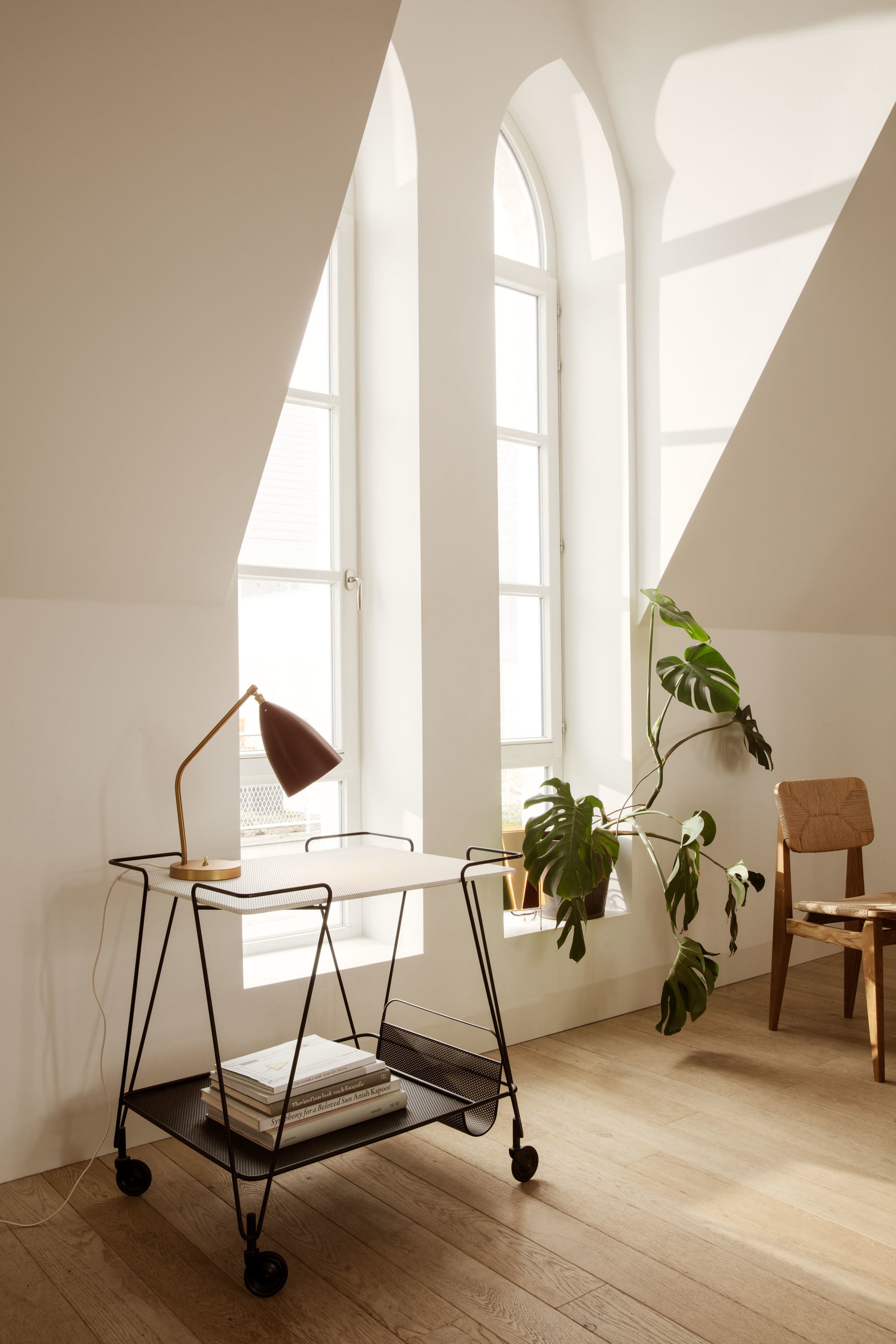 Stolná lampa GRÄSHOPPA biely tienidlo so zlatou základňou