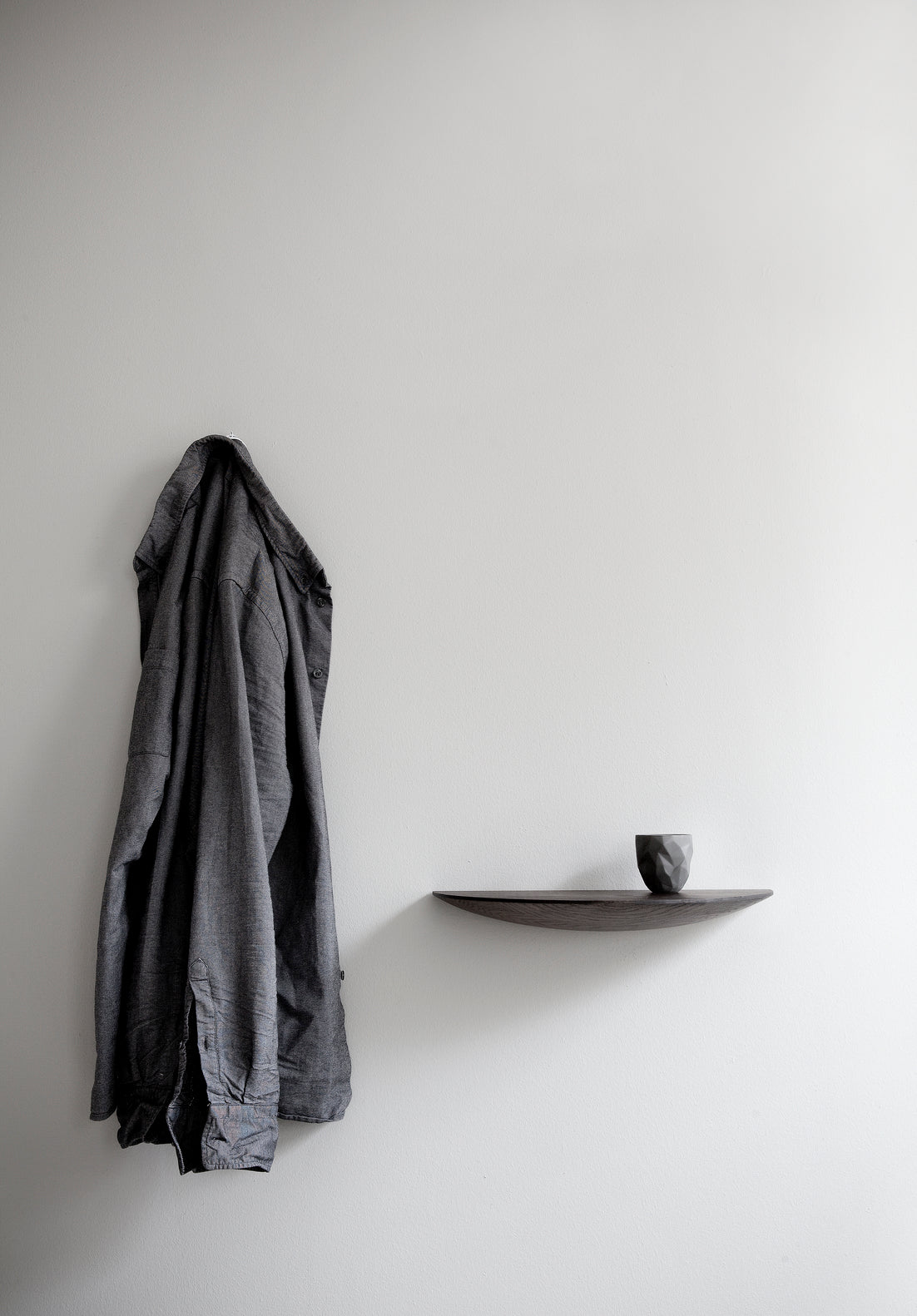 Półka ścienna GRIDGY FUNGI czarne drewno dębowe