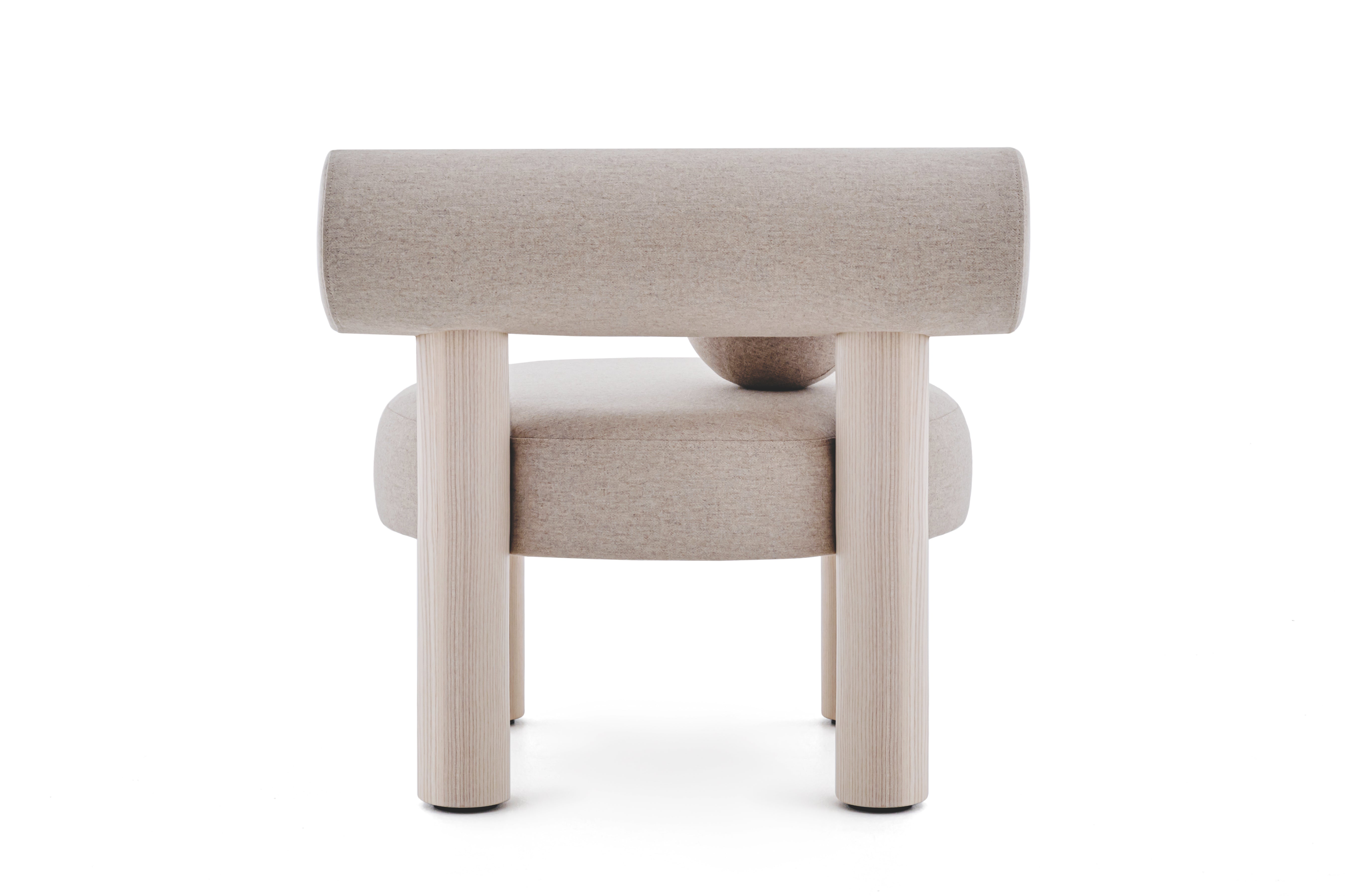 Fotel GROPIUS CS2 čalúnený s drevenou základňou