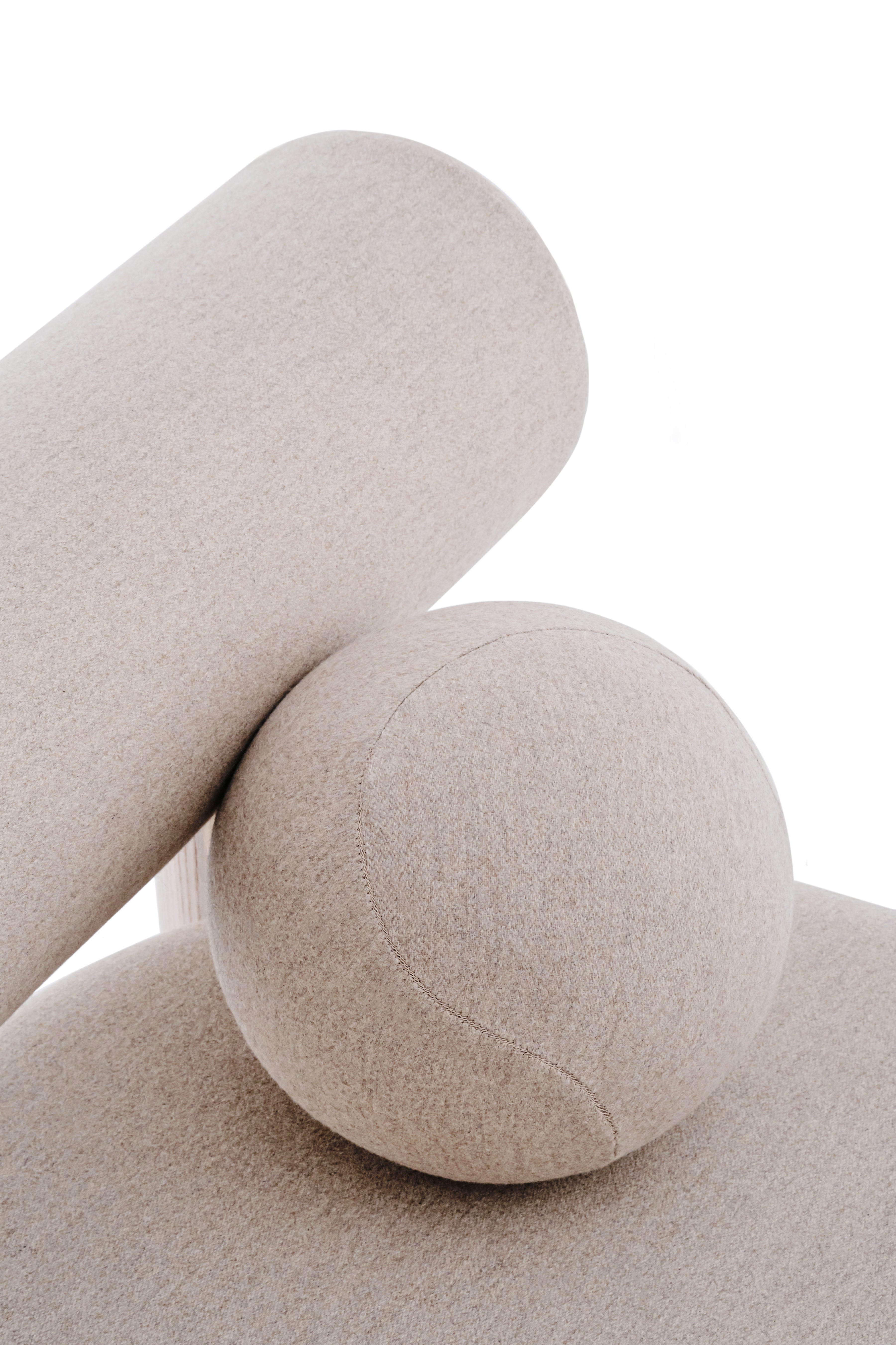 Fotel GROPIUS CS2 čalúnený s drevenou základňou