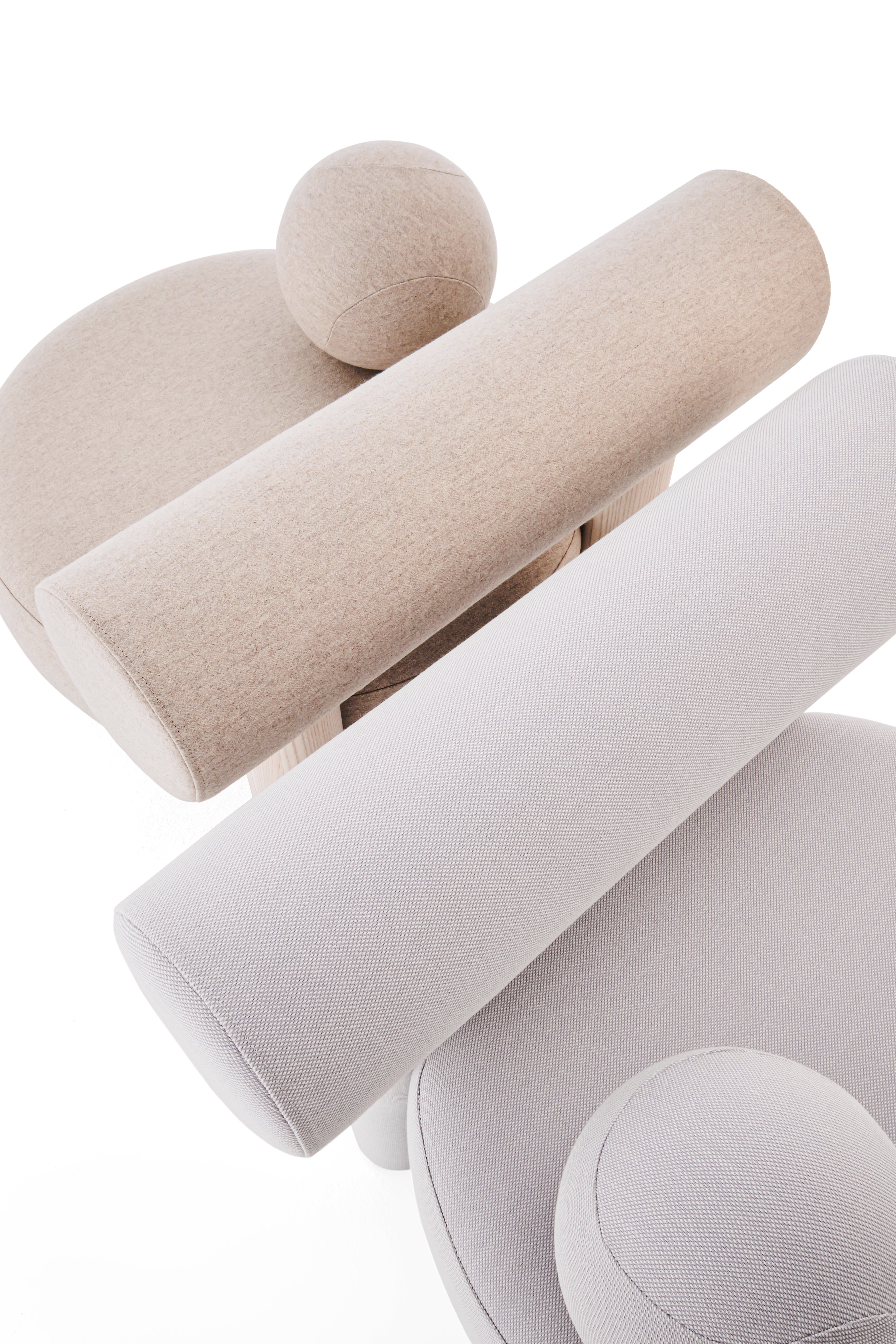 Fotel GROPIUS CS2 čalúnený s drevenou základňou